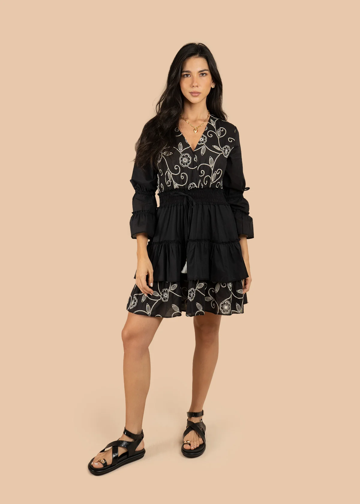 Vestido corto color negro con bordado y resorte en cintura 106224