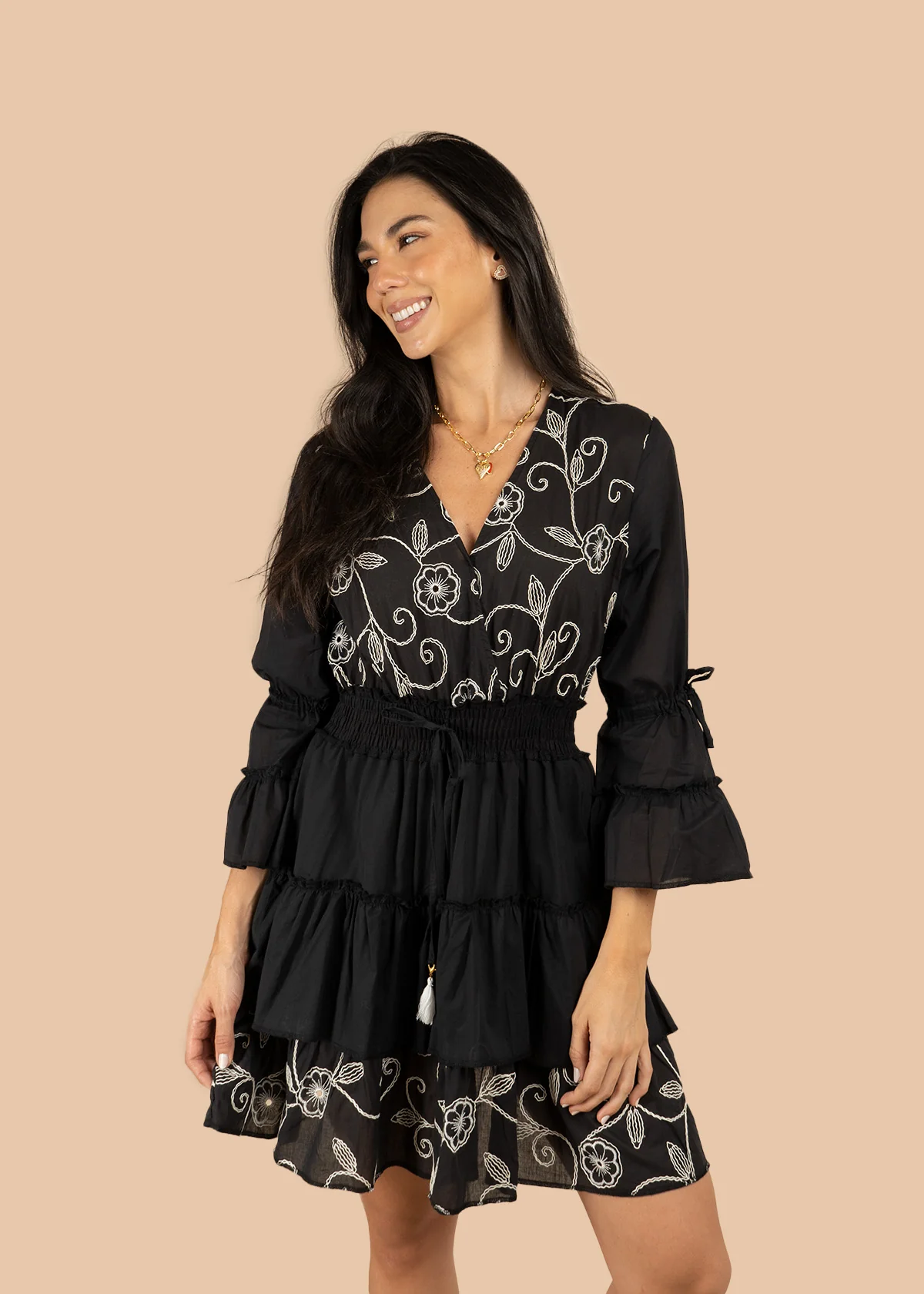 Vestido corto color negro con bordado y resorte en cintura 106224 - Image 2
