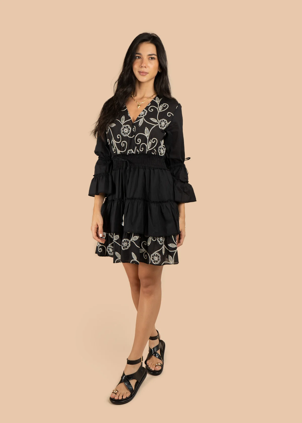 Vestido corto color negro con bordado y resorte en cintura 106224 - Image 3
