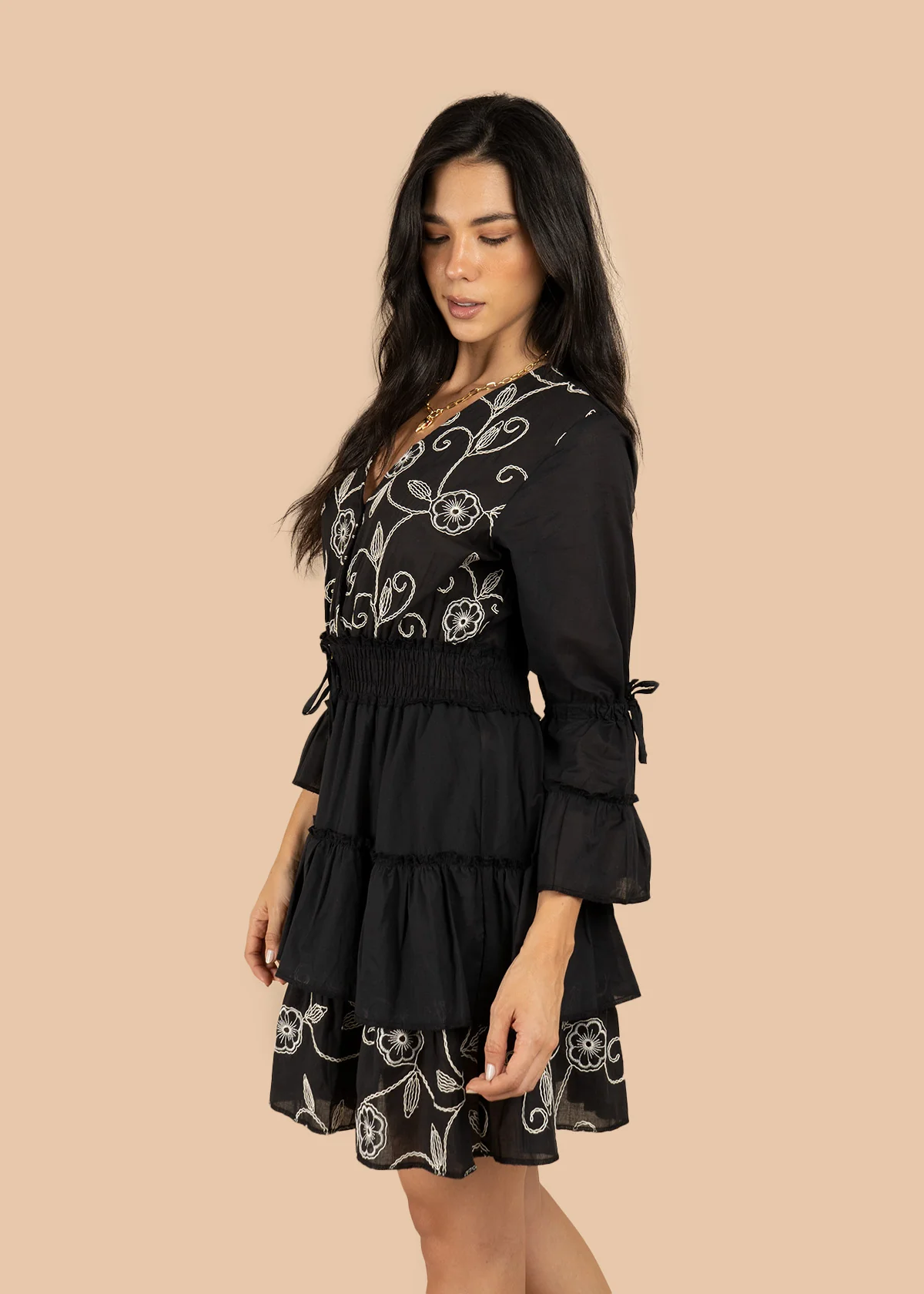 Vestido corto color negro con bordado y resorte en cintura 106224 - Image 5