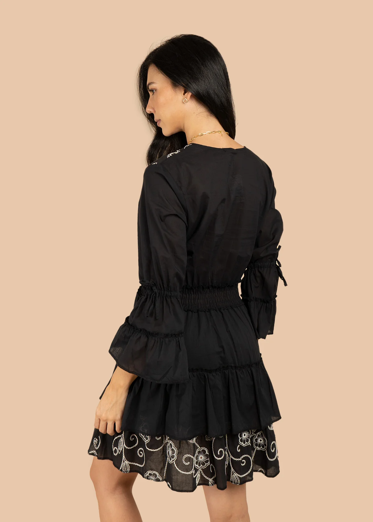 Vestido corto color negro con bordado y resorte en cintura 106224 - Image 7
