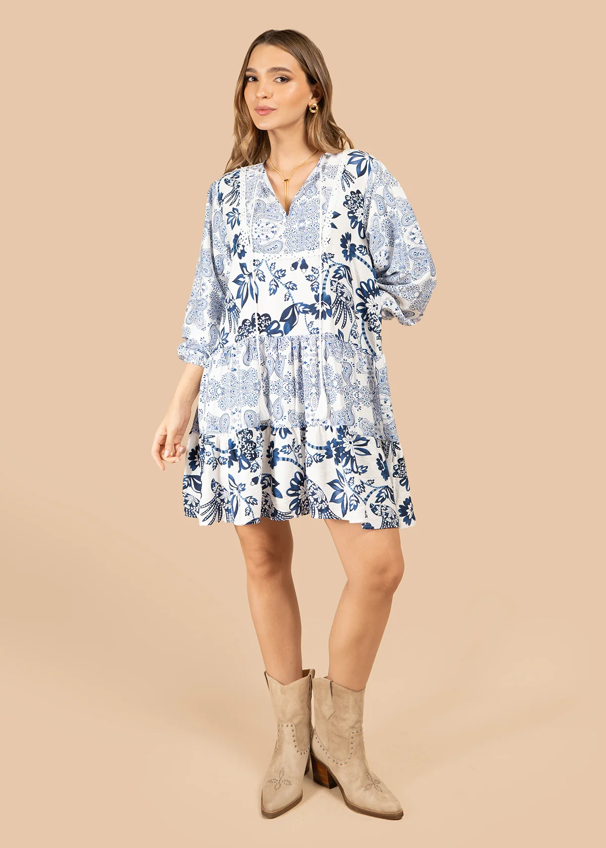 Vestido corto color azul con motivos florales y cuello en v 105843 - Image 3
