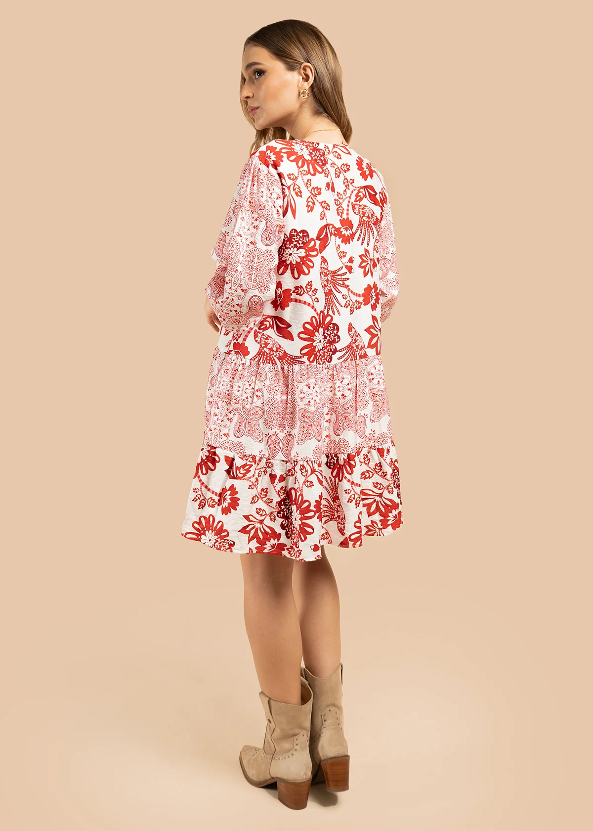 Vestido corto color rojo con motivos florales y cuello en v 105843 - Image 4