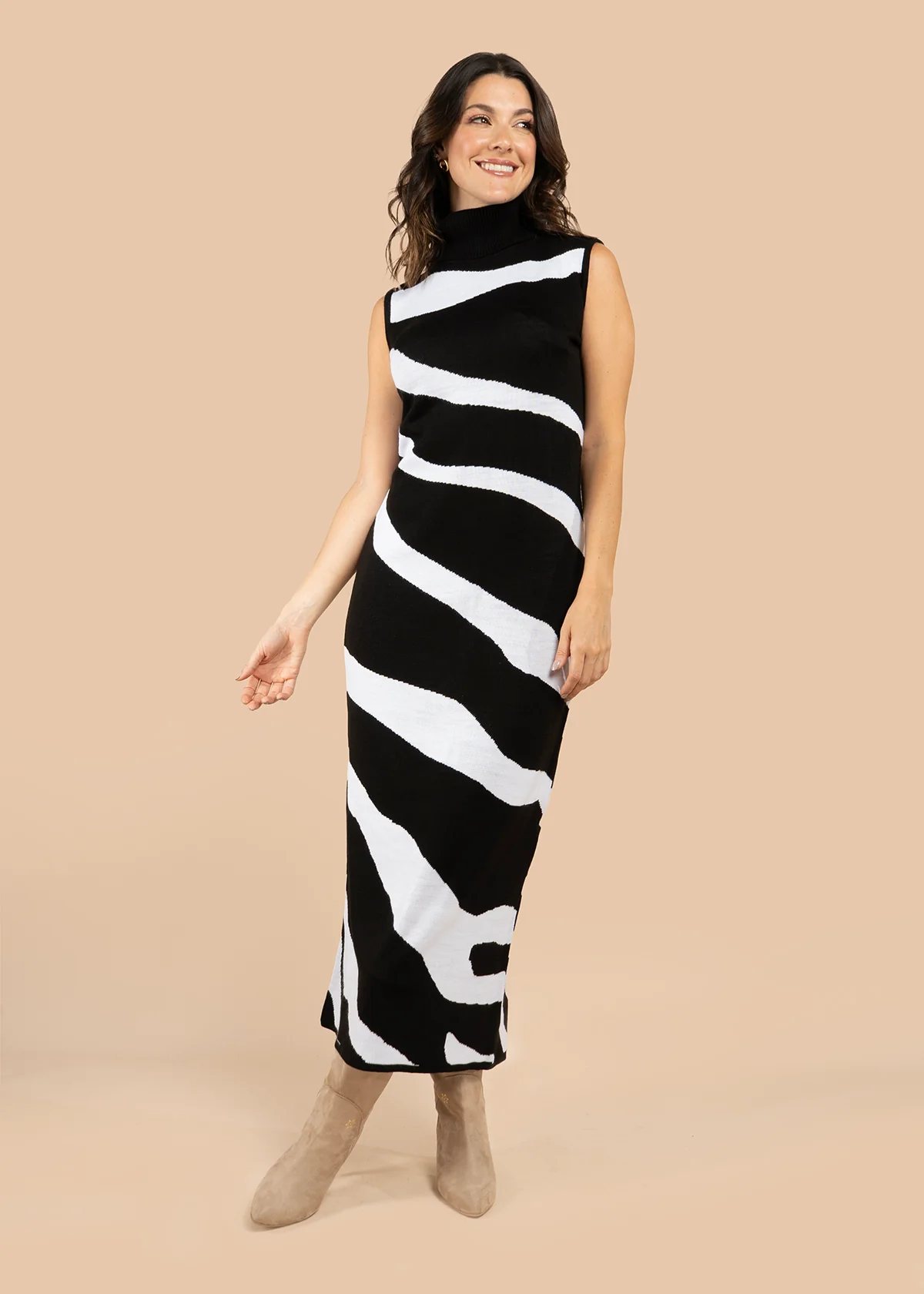 Vestido largo color negro con rayas onduladas 106076