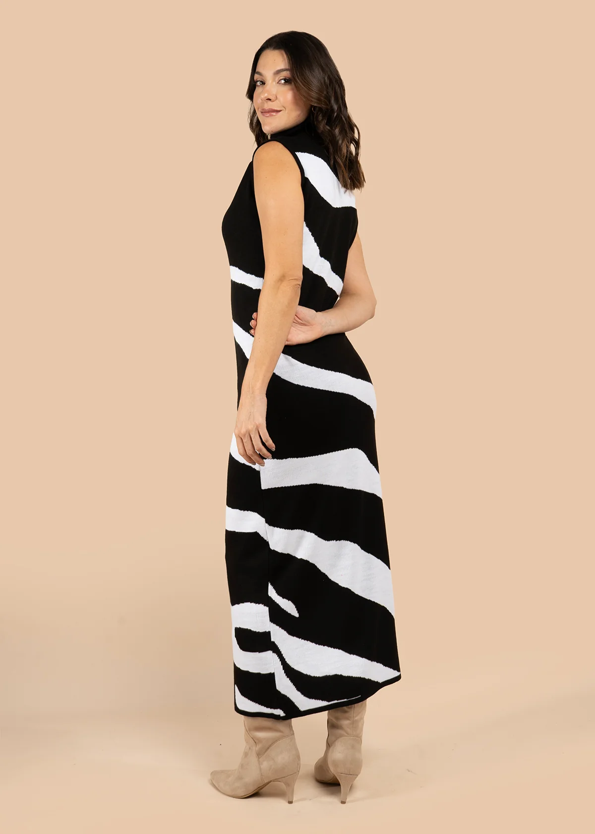 Vestido largo color negro con rayas onduladas 106076 - Image 2