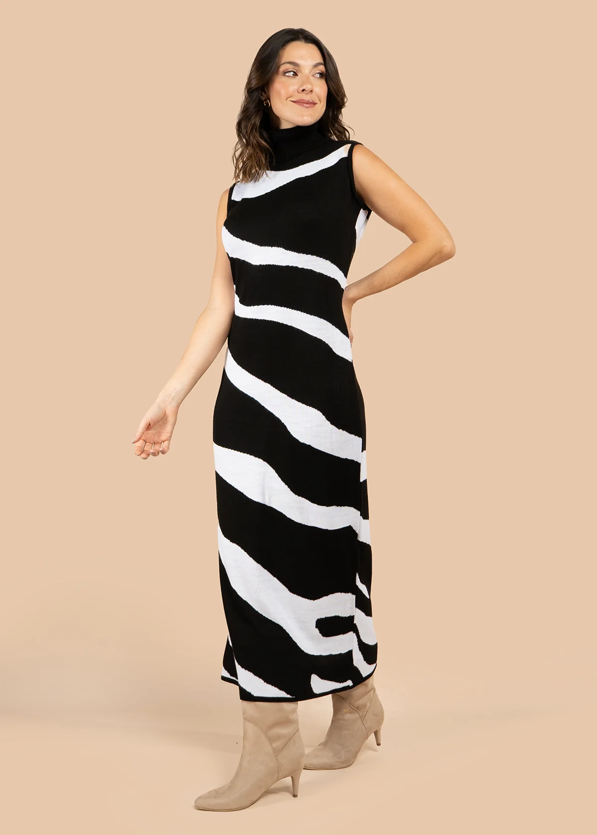 Vestido largo color negro con rayas onduladas 106076 - Image 4