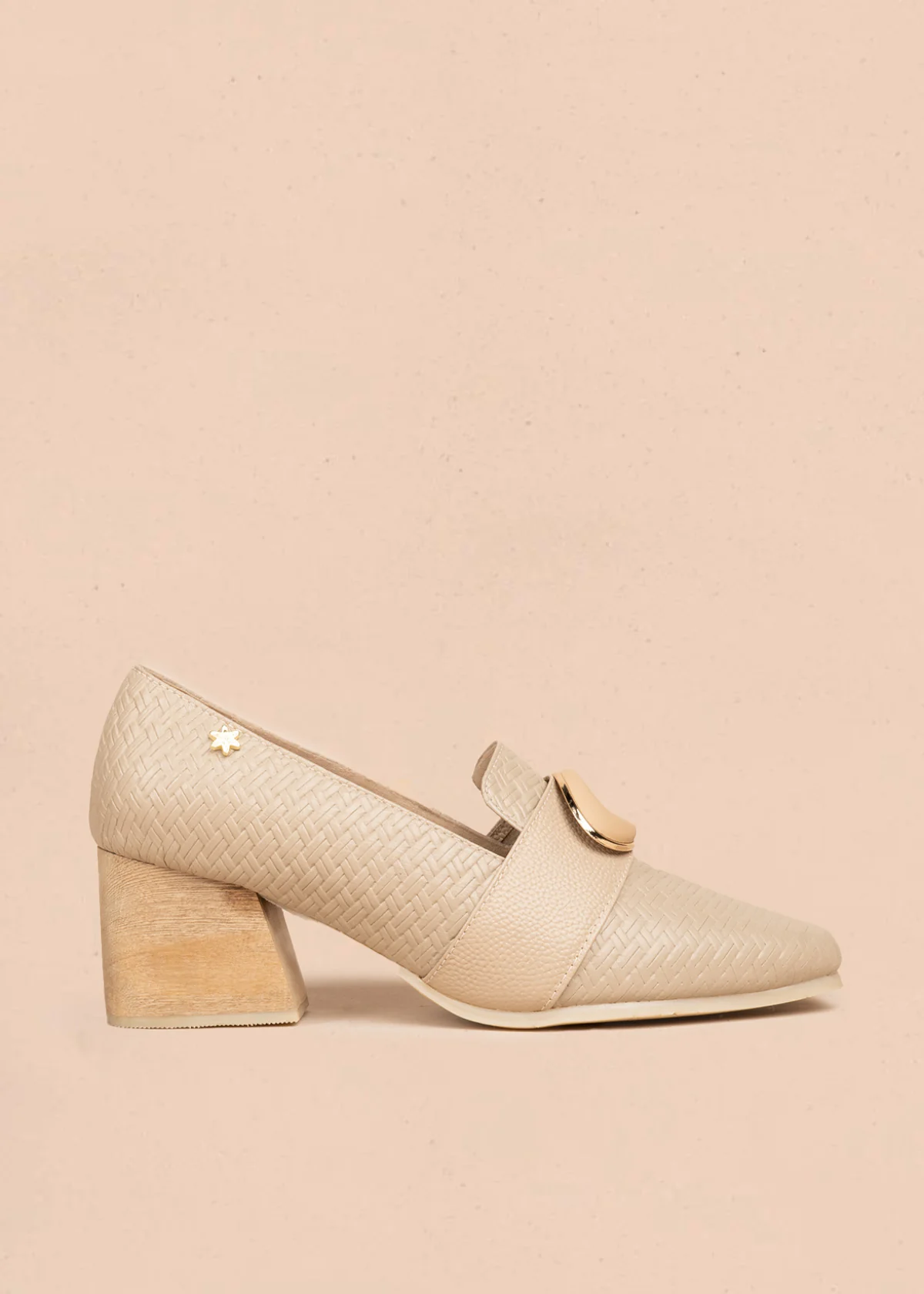 Zapatos cerrados en cuero color camel con textura tejida y aplique dorado 106615