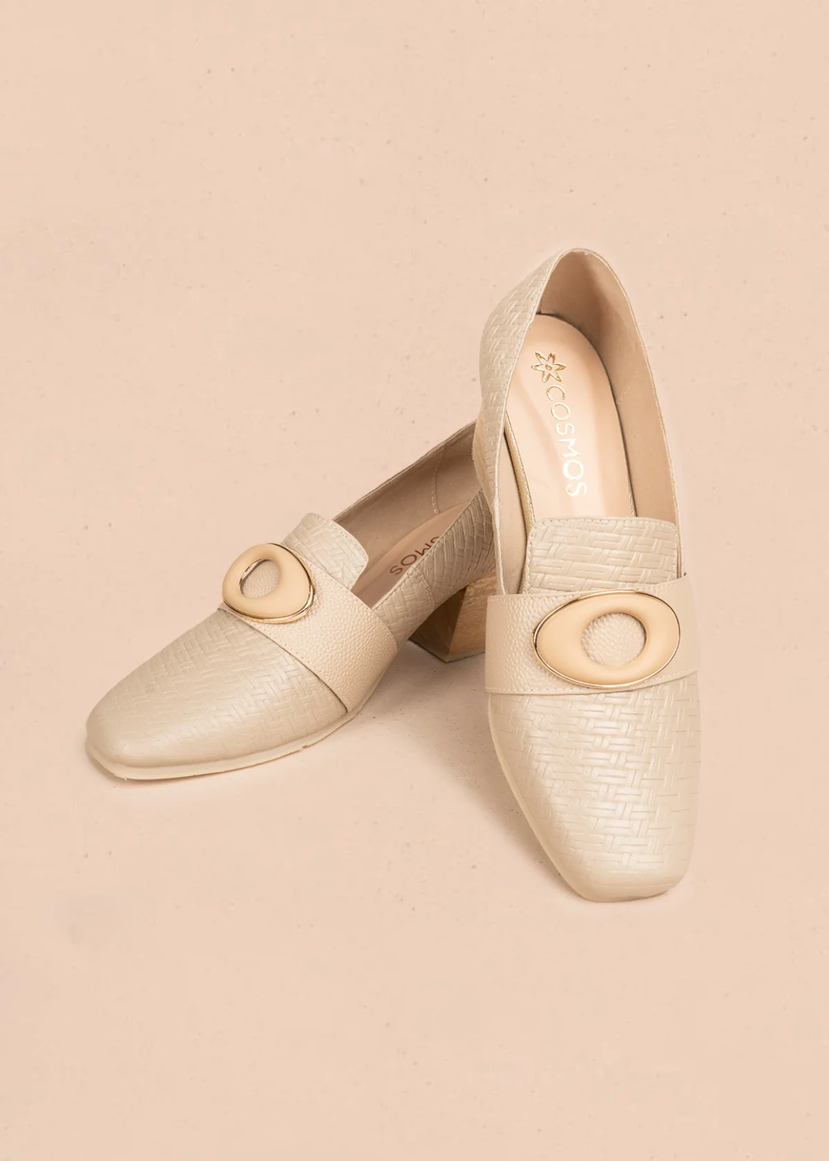 Zapatos cerrados en cuero color camel con textura tejida y aplique dorado 106615 - Image 2