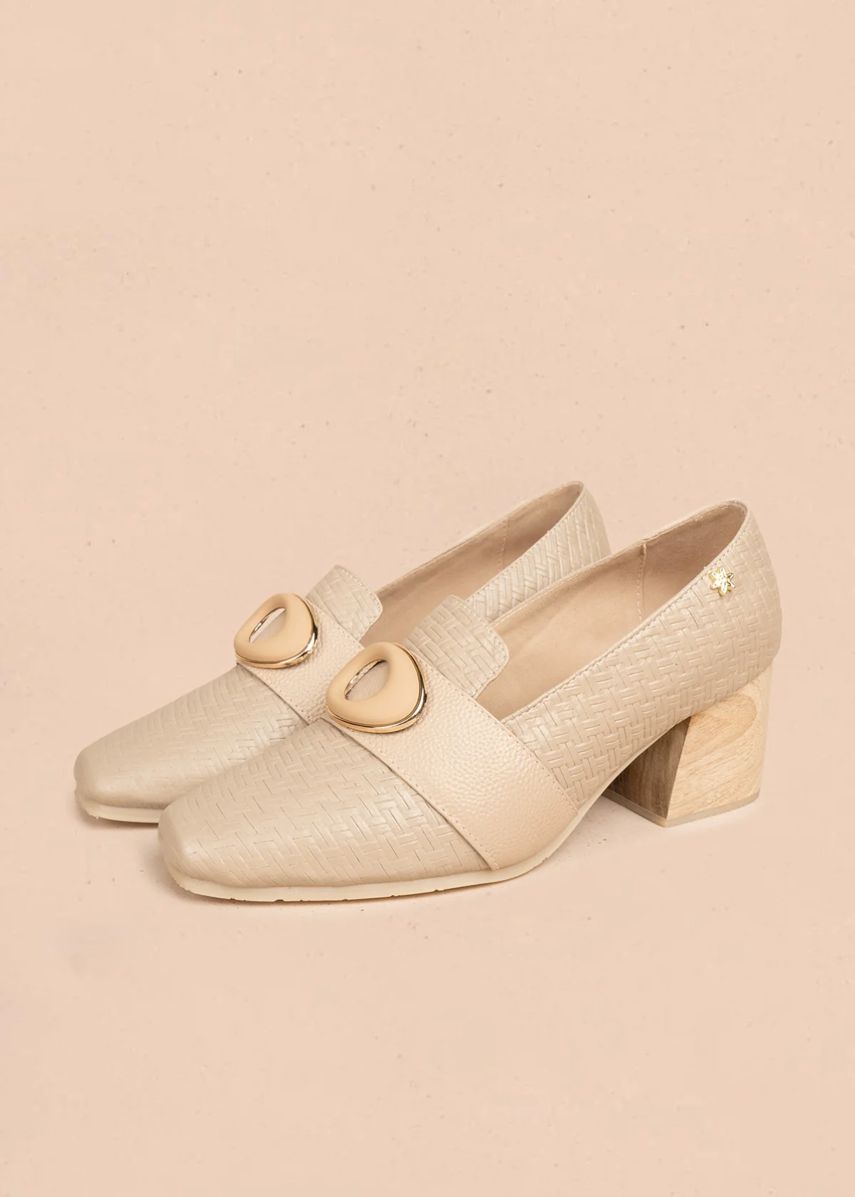 Zapatos cerrados en cuero color camel con textura tejida y aplique dorado 106615 - Image 3