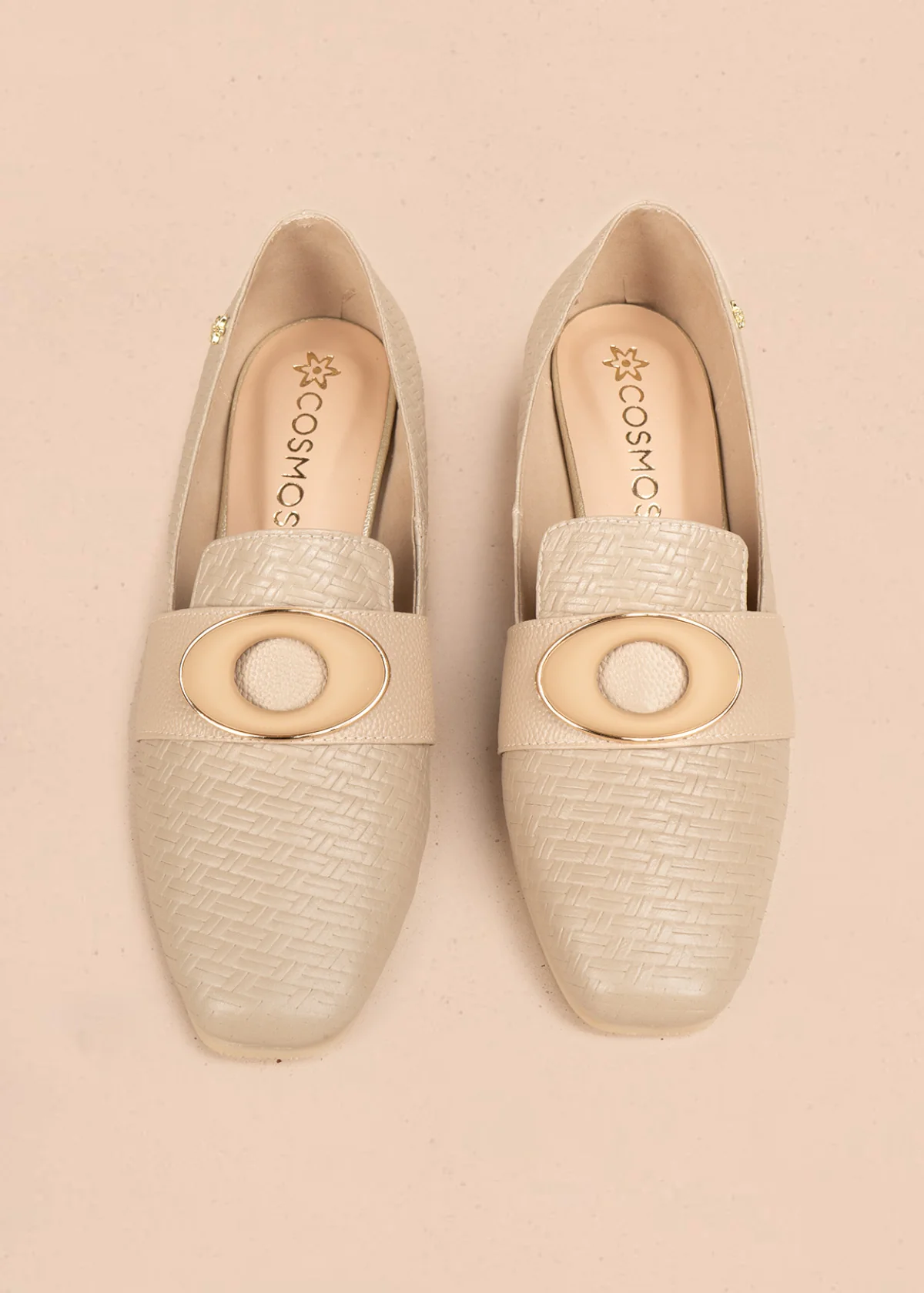 Zapatos cerrados en cuero color camel con textura tejida y aplique dorado 106615 - Image 6