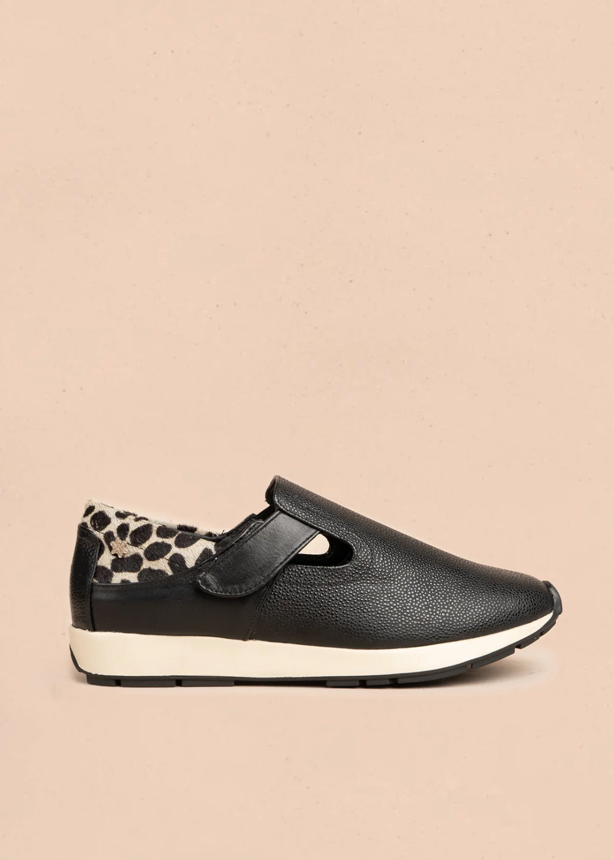 Zapatos cerrados en cuero color negro con detalle animal print 106476