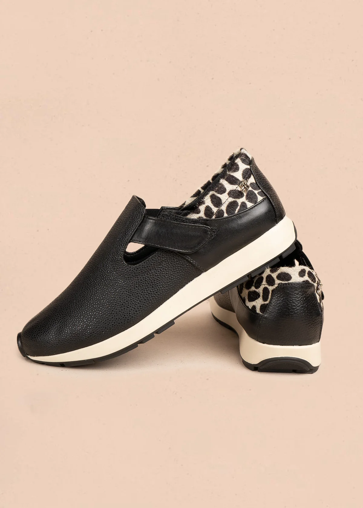 Zapatos cerrados en cuero color negro con detalle animal print 106476 - Image 3