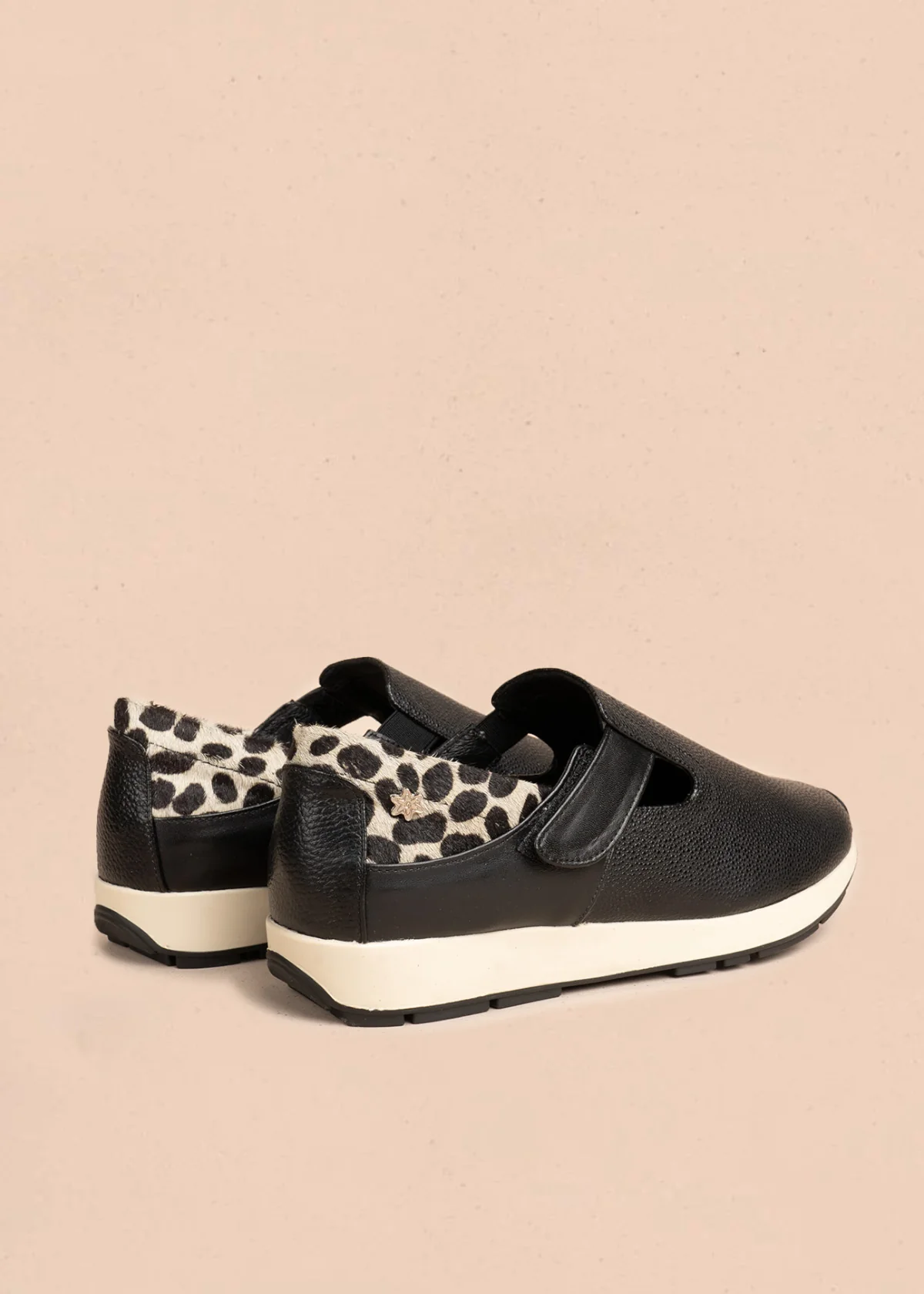 Zapatos cerrados en cuero color negro con detalle animal print 106476 - Image 4