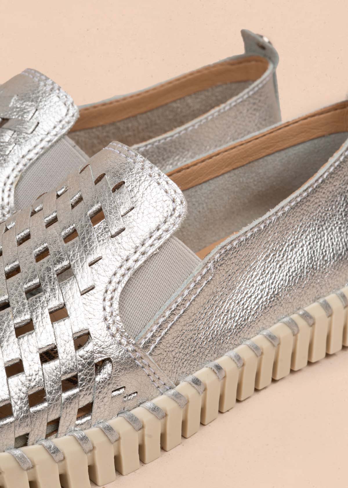 Zapatos cerrados en cuero color plata 105340 - Image 6