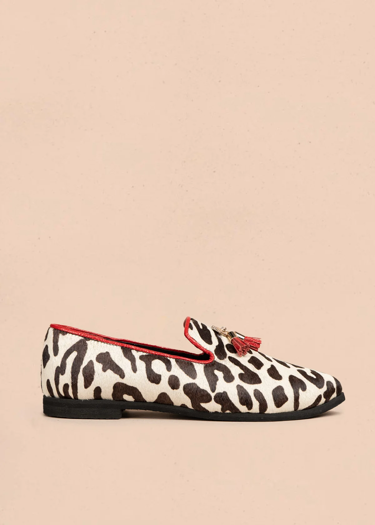 Zapato cerrado en cuero color blanco con acabado animal print y borlas 106688