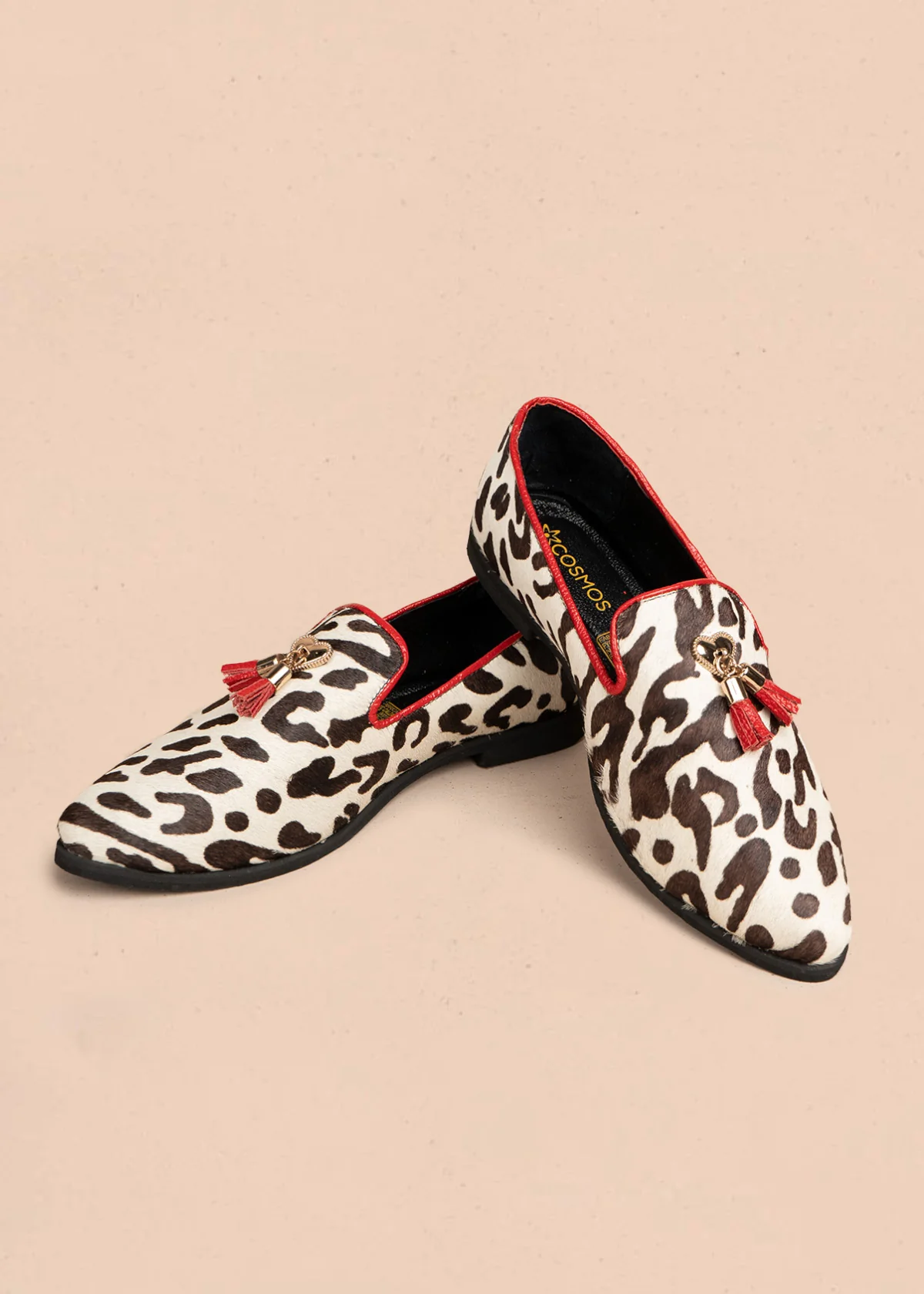 Zapato cerrado en cuero color blanco con acabado animal print y borlas 106688 - Image 2