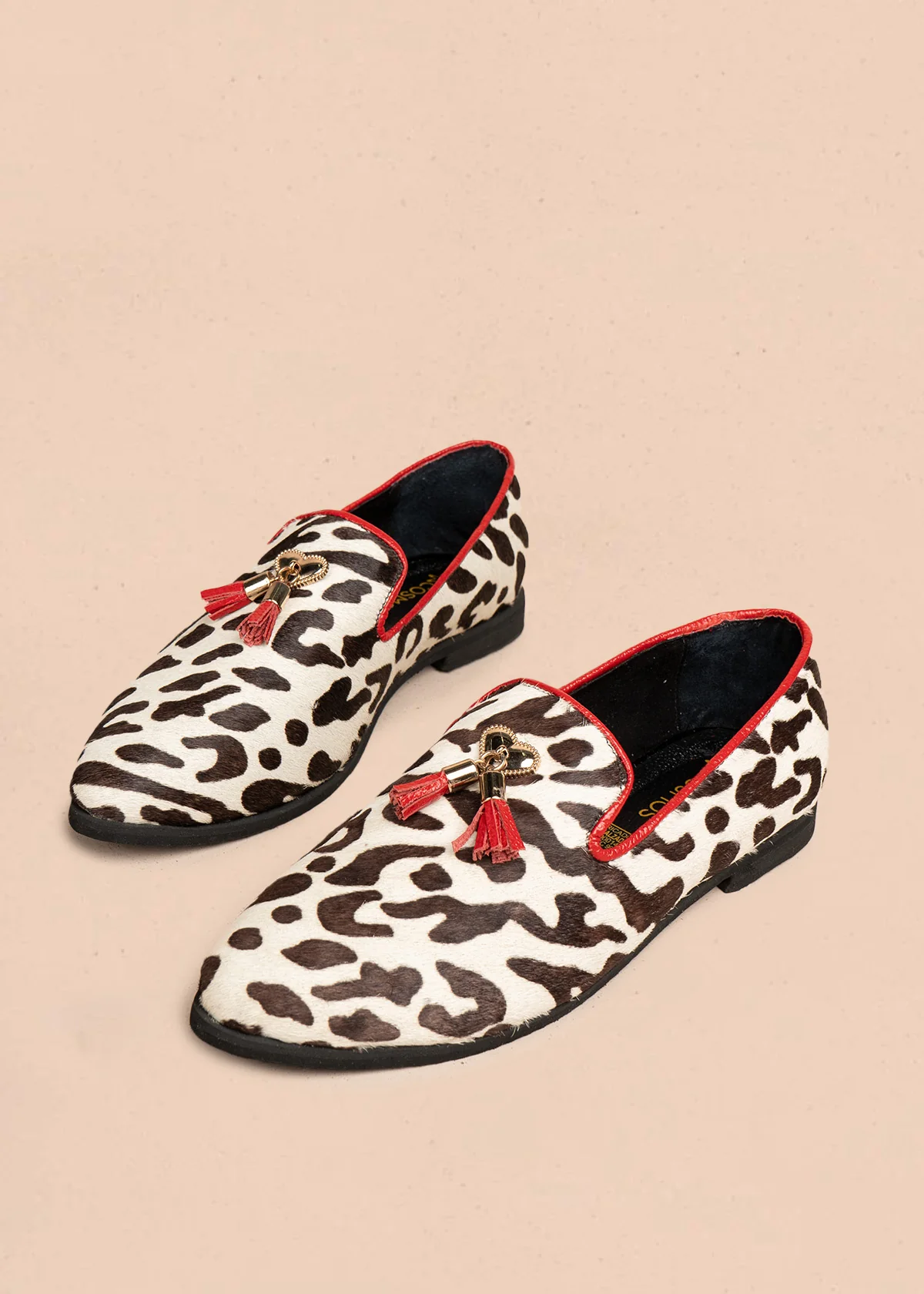 Zapato cerrado en cuero color blanco con acabado animal print y borlas 106688 - Image 3