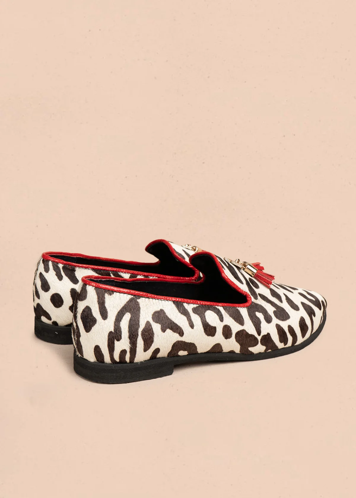 Zapato cerrado en cuero color blanco con acabado animal print y borlas 106688 - Image 4