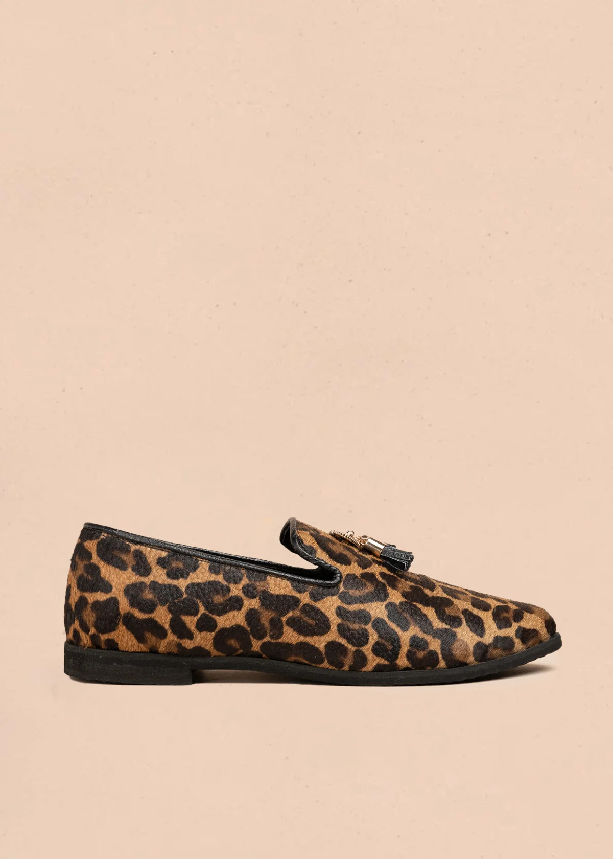 Zapato cerrado en cuero color miel con acabado animal print y borlas 106688
