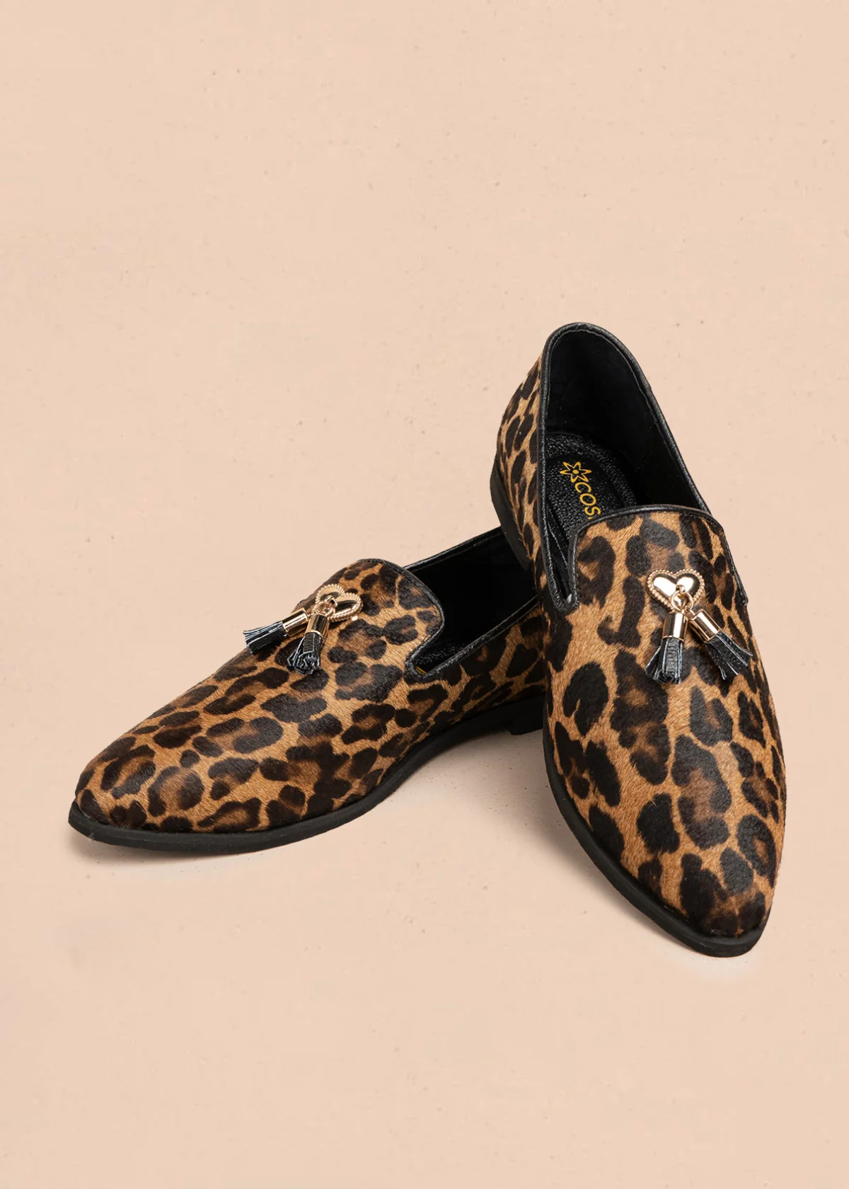 Zapato cerrado en cuero color miel con acabado animal print y borlas 106688 - Image 2