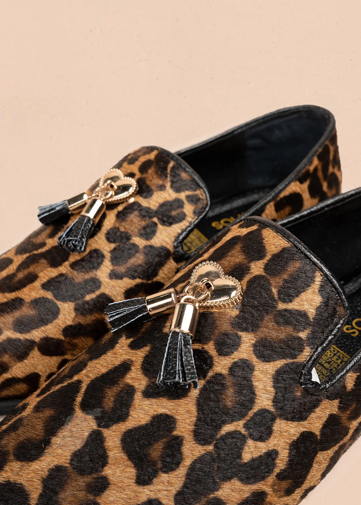 Zapato cerrado en cuero color miel con acabado animal print y borlas 106688 - Image 5