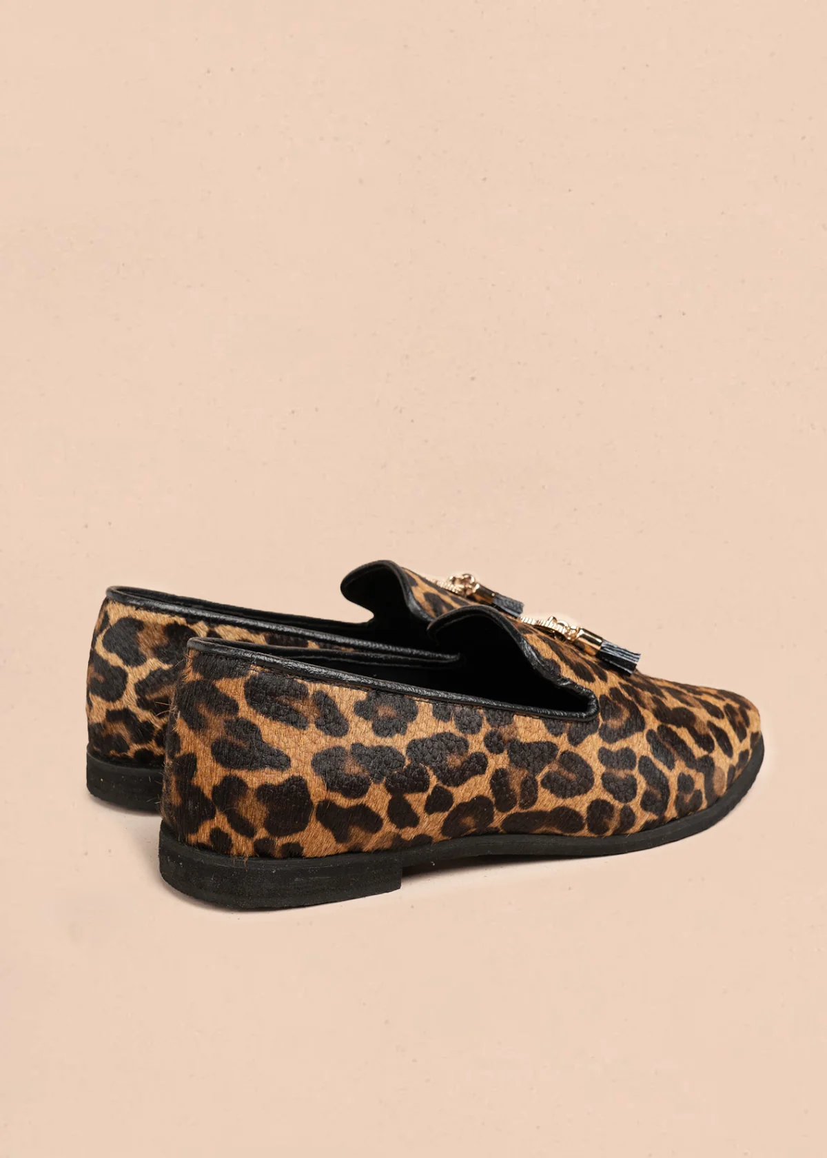 Zapato cerrado en cuero color miel con acabado animal print y borlas 106688 - Image 6