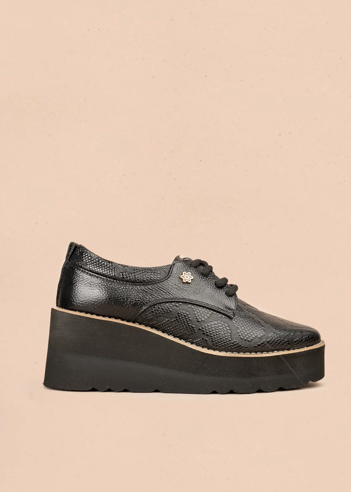 Zapatos con atadura en cuero color negro con plataforma alta y textura pitón 106588