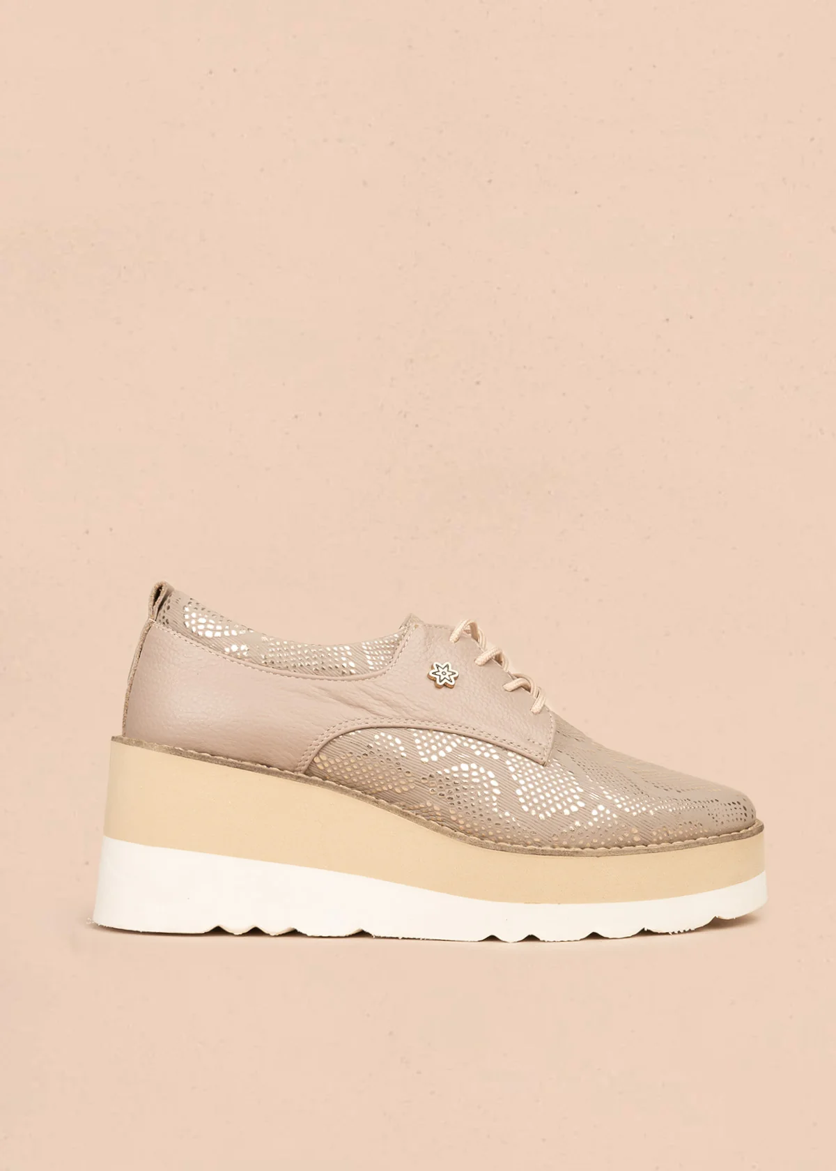 Zapatos con atadura en cuero color taupe con plataforma alta y textura pitón 106588