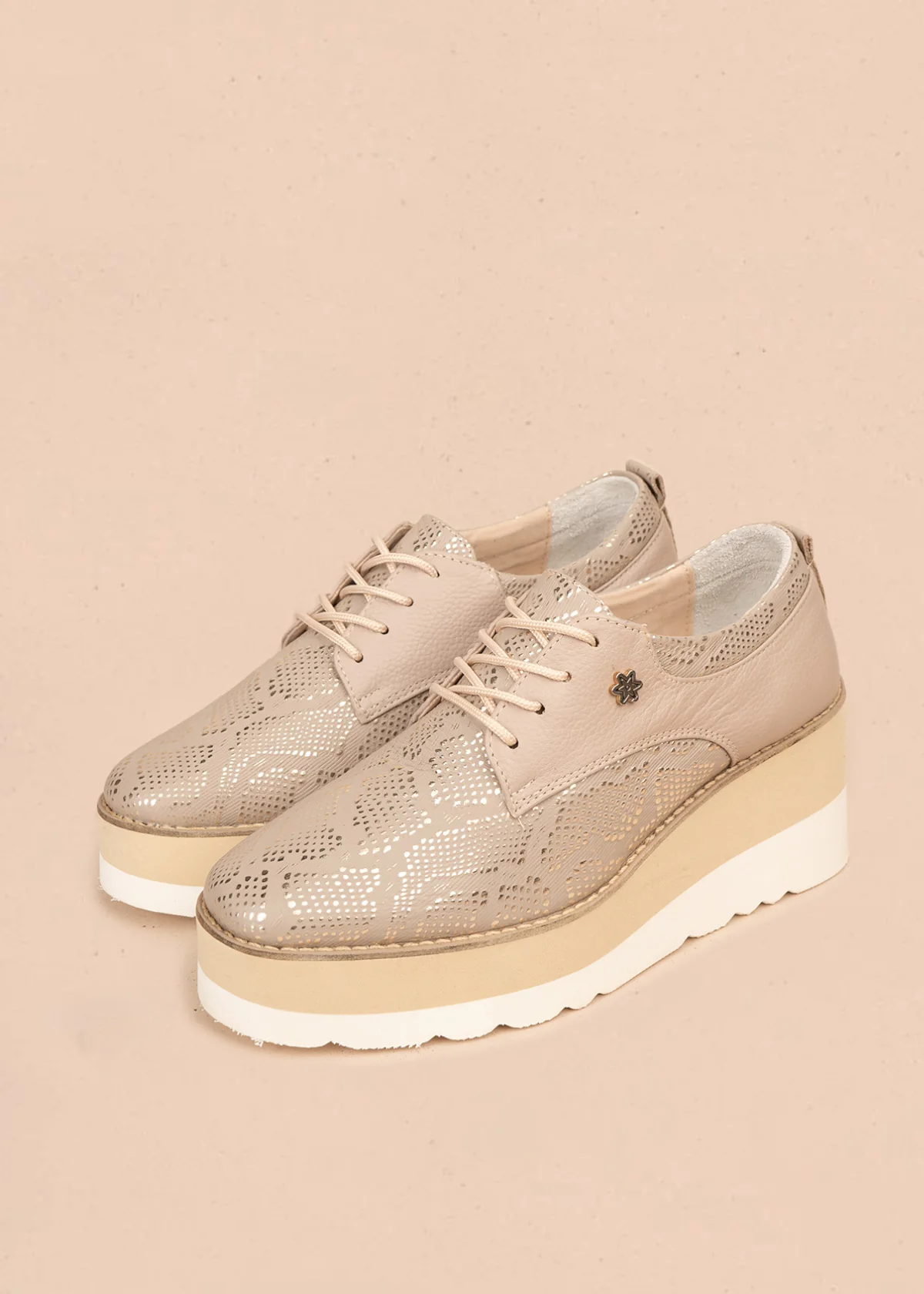 Zapatos con atadura en cuero color taupe con plataforma alta y textura pitón 106588 - Image 2