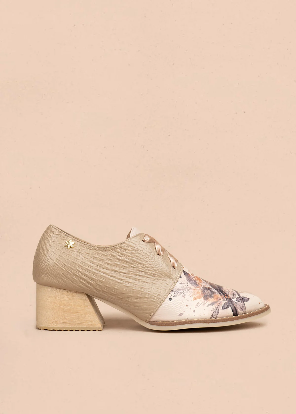 Zapatos en cuero color taupe con atadura y detalle de ave 106628