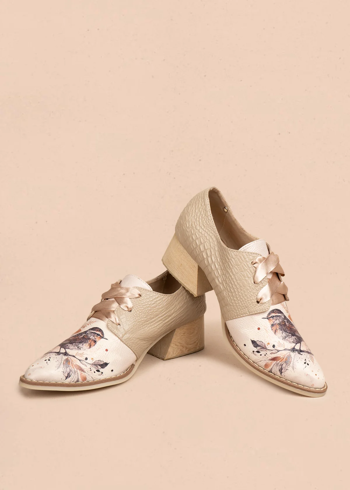 Zapatos en cuero color taupe con atadura y detalle de ave 106628 - Image 4