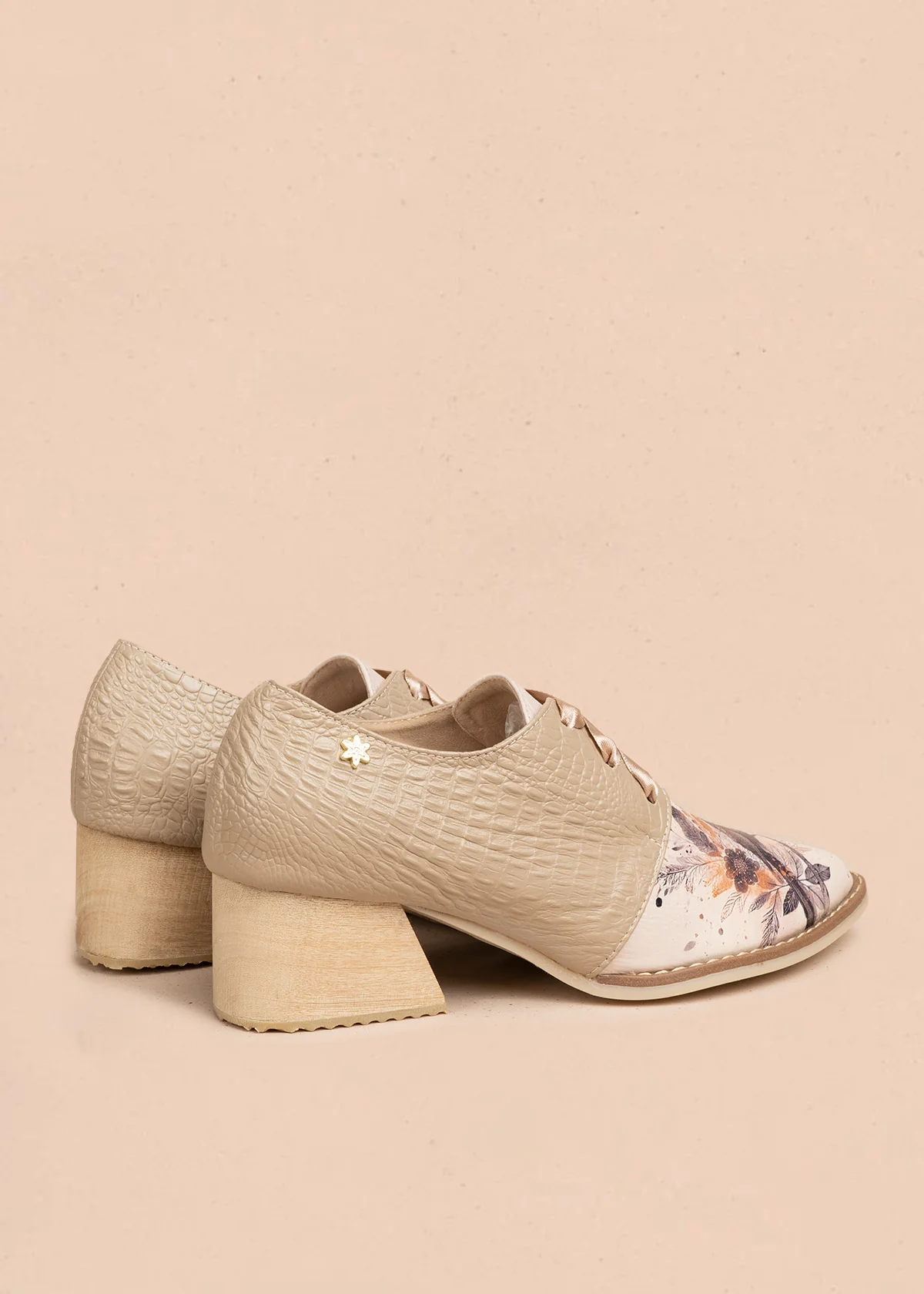 Zapatos en cuero color taupe con atadura y detalle de ave 106628 - Image 5