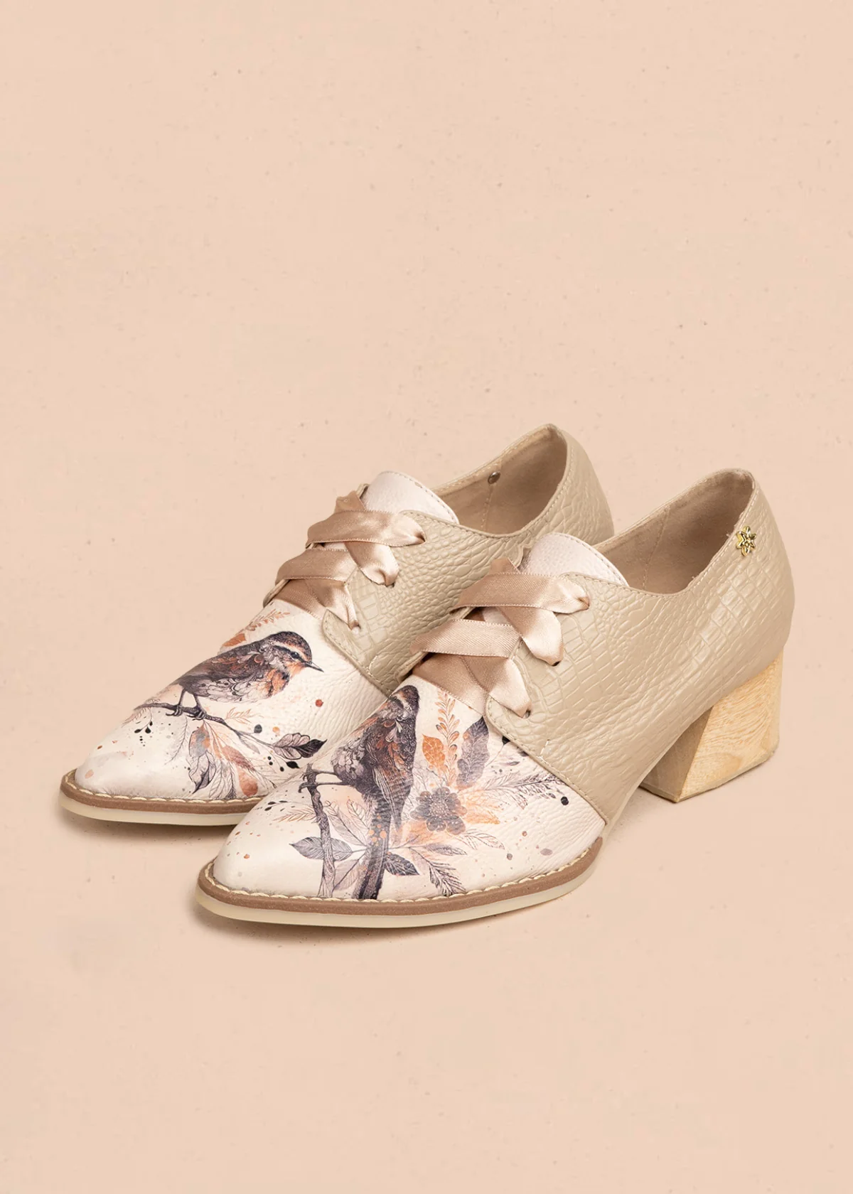Zapatos en cuero color taupe con atadura y detalle de ave 106628 - Image 6
