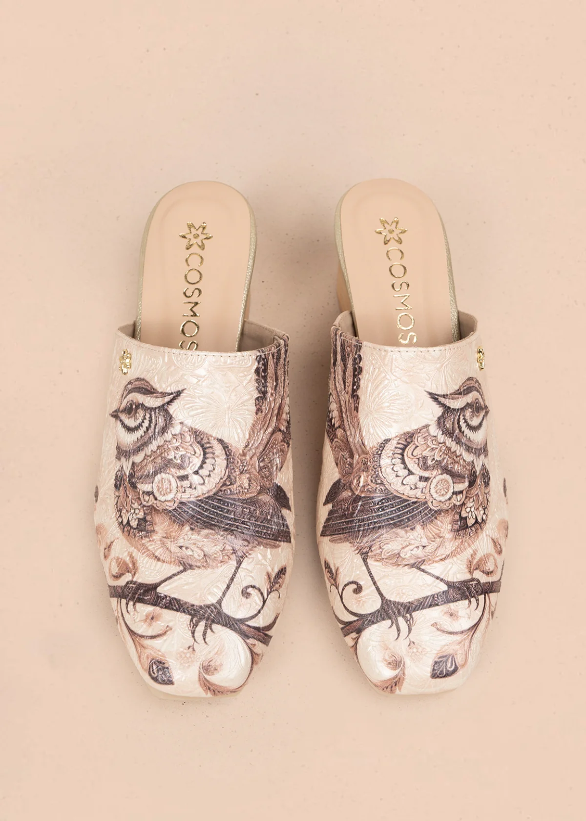 Zueco en cuero color beige con diseño de ave sobre fondo floral 105931 - Image 3