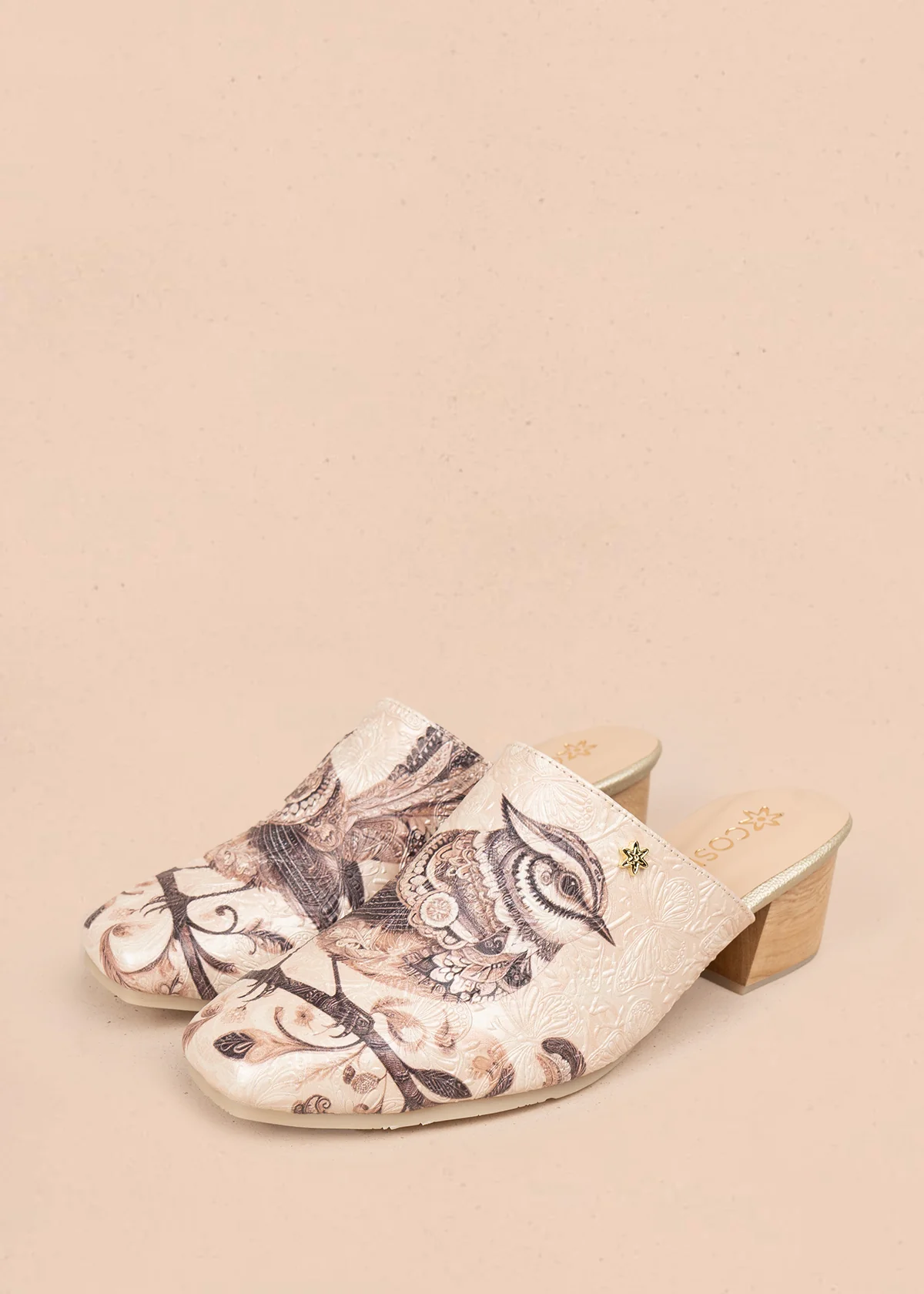 Zueco en cuero color beige con diseño de ave sobre fondo floral 105931 - Image 5