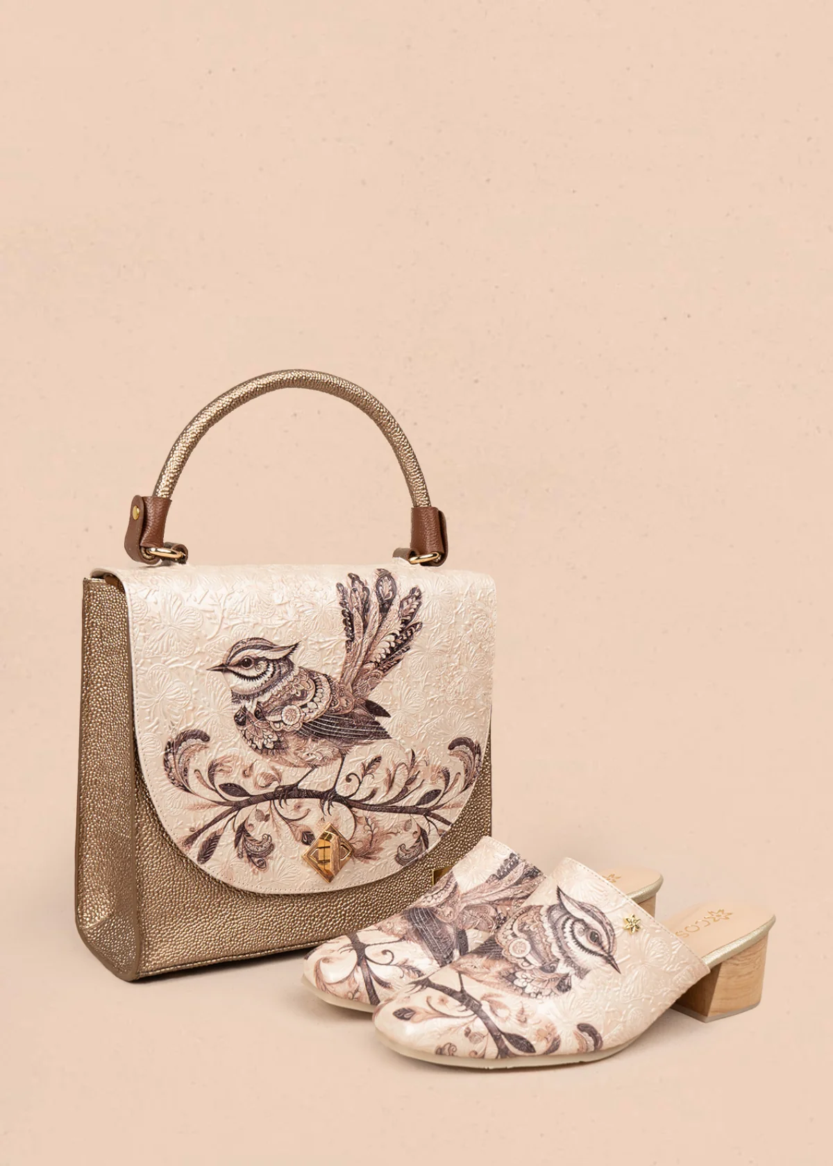 Zueco en cuero color beige con diseño de ave sobre fondo floral 105931 - Image 6