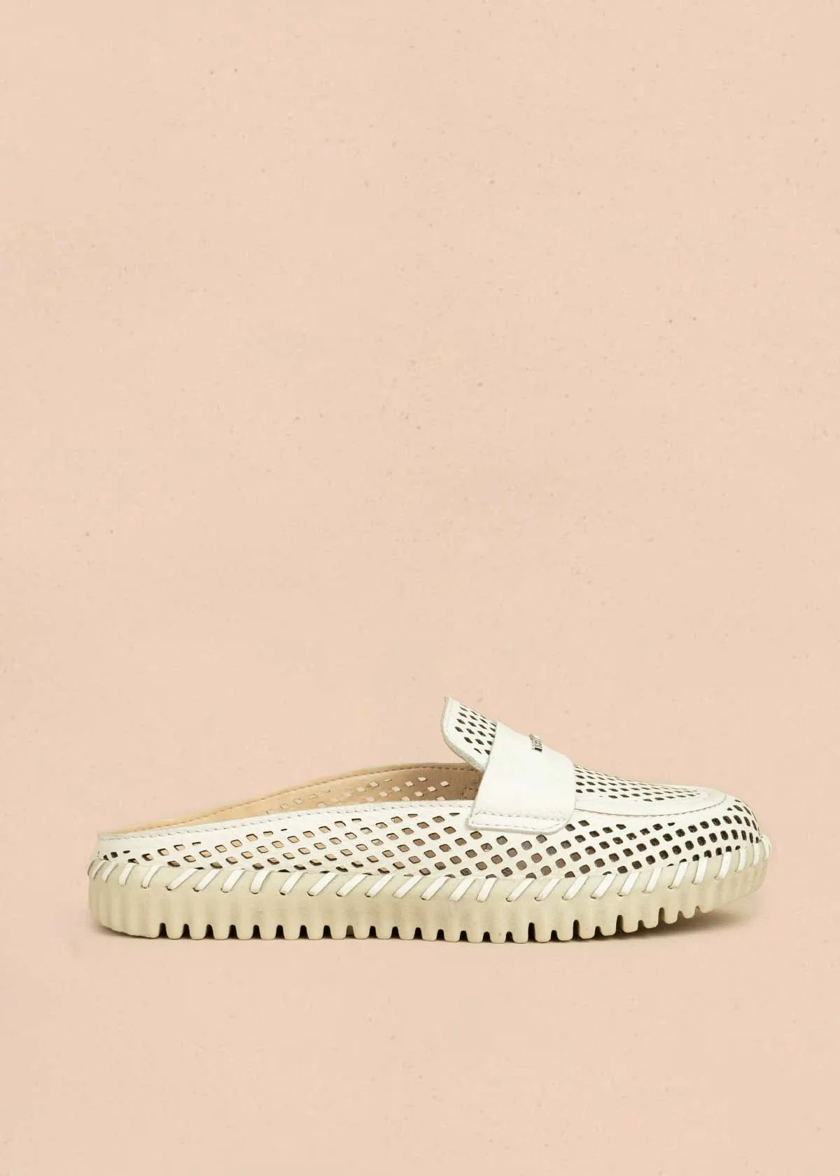 Zuecos en cuero color blanco con perforaciones 105994
