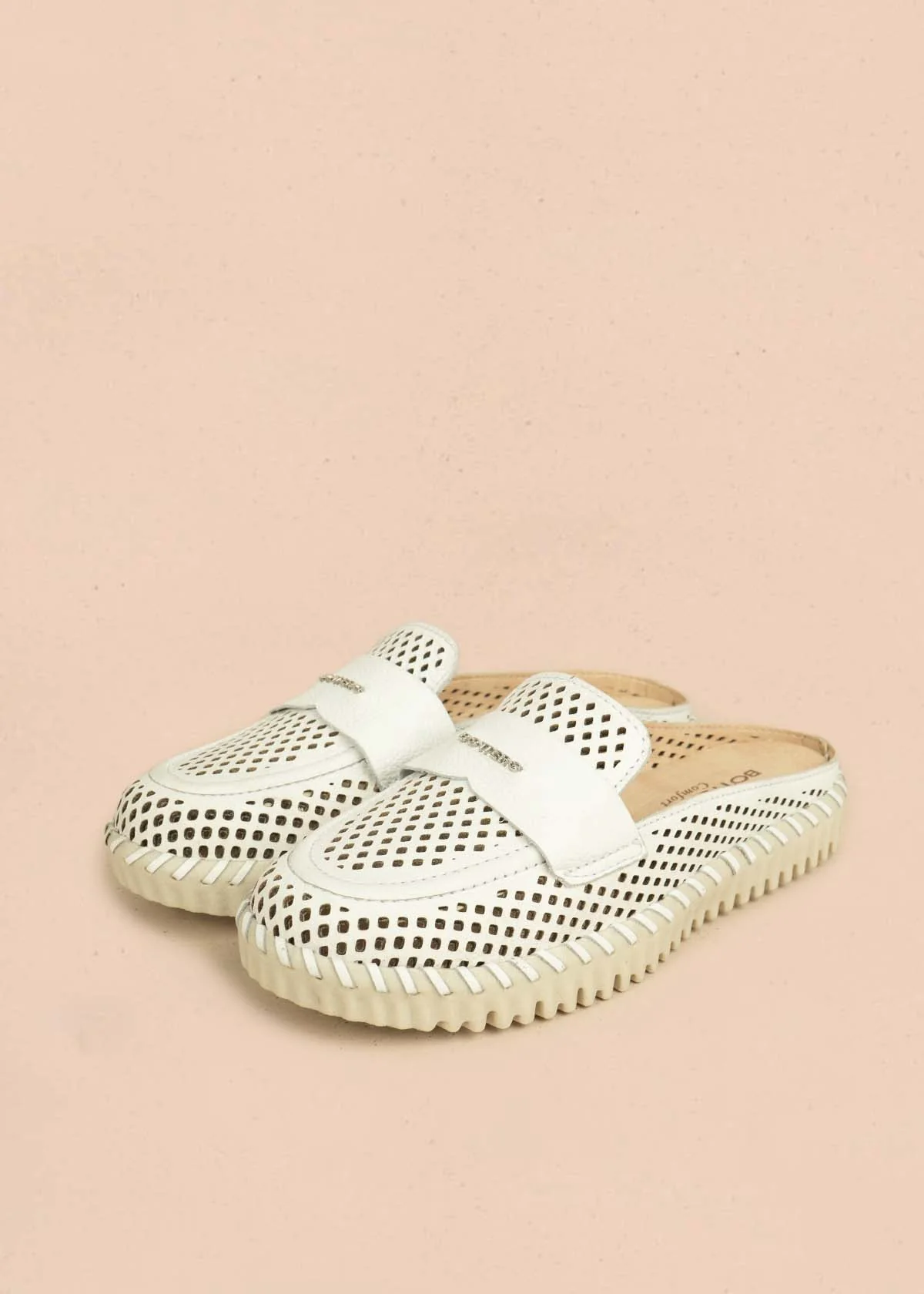 Zuecos en cuero color blanco con perforaciones 105994 - Image 2
