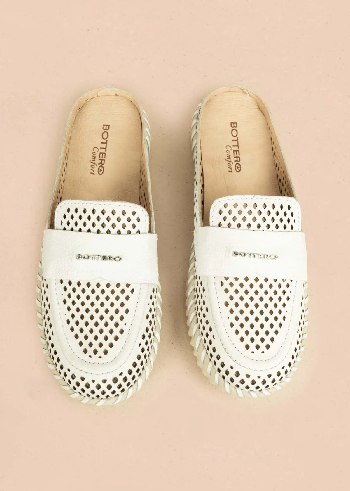Zuecos en cuero color blanco con perforaciones 105994 - Image 3