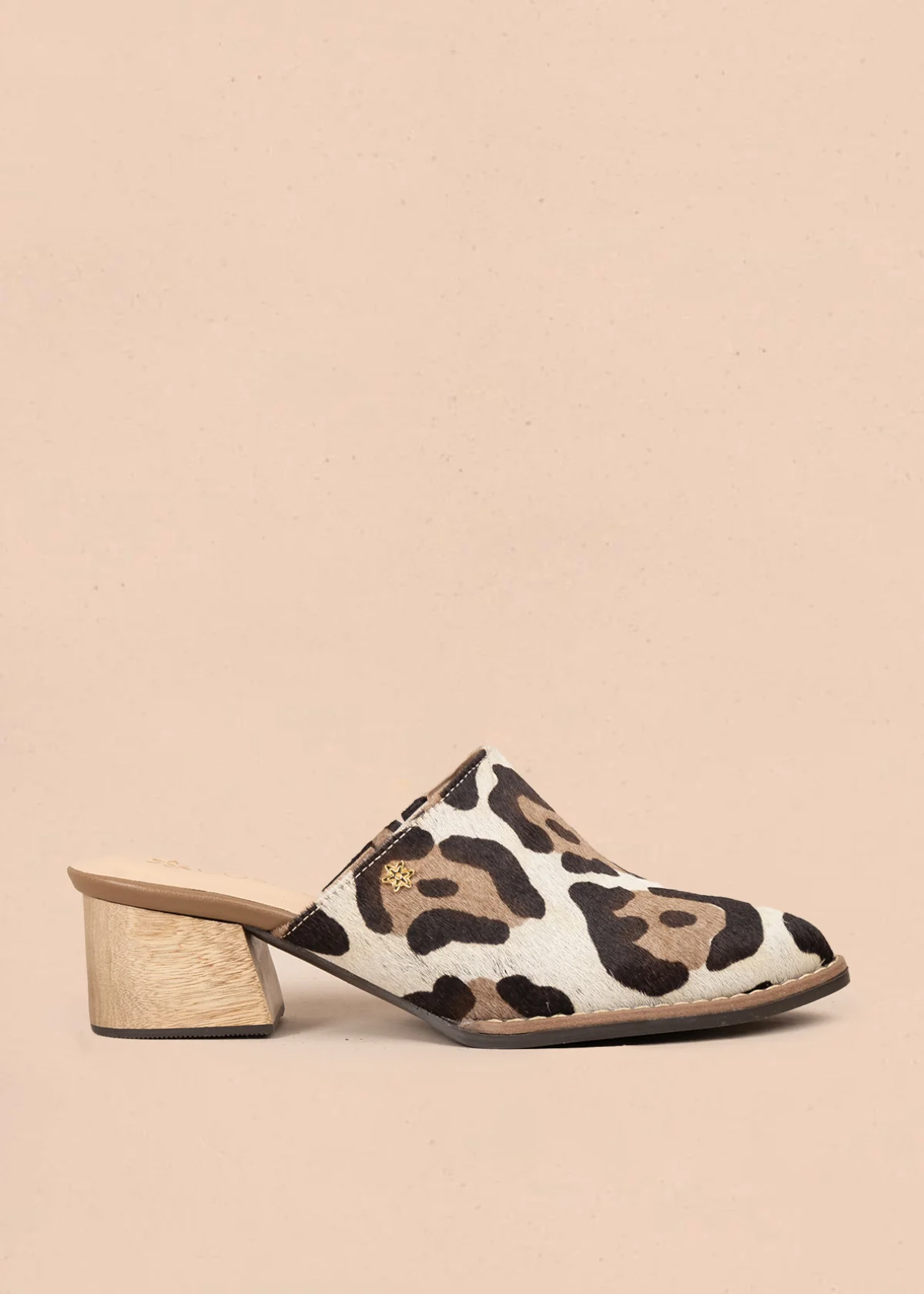 Zueco en cuero color café con estampado animal print 105933