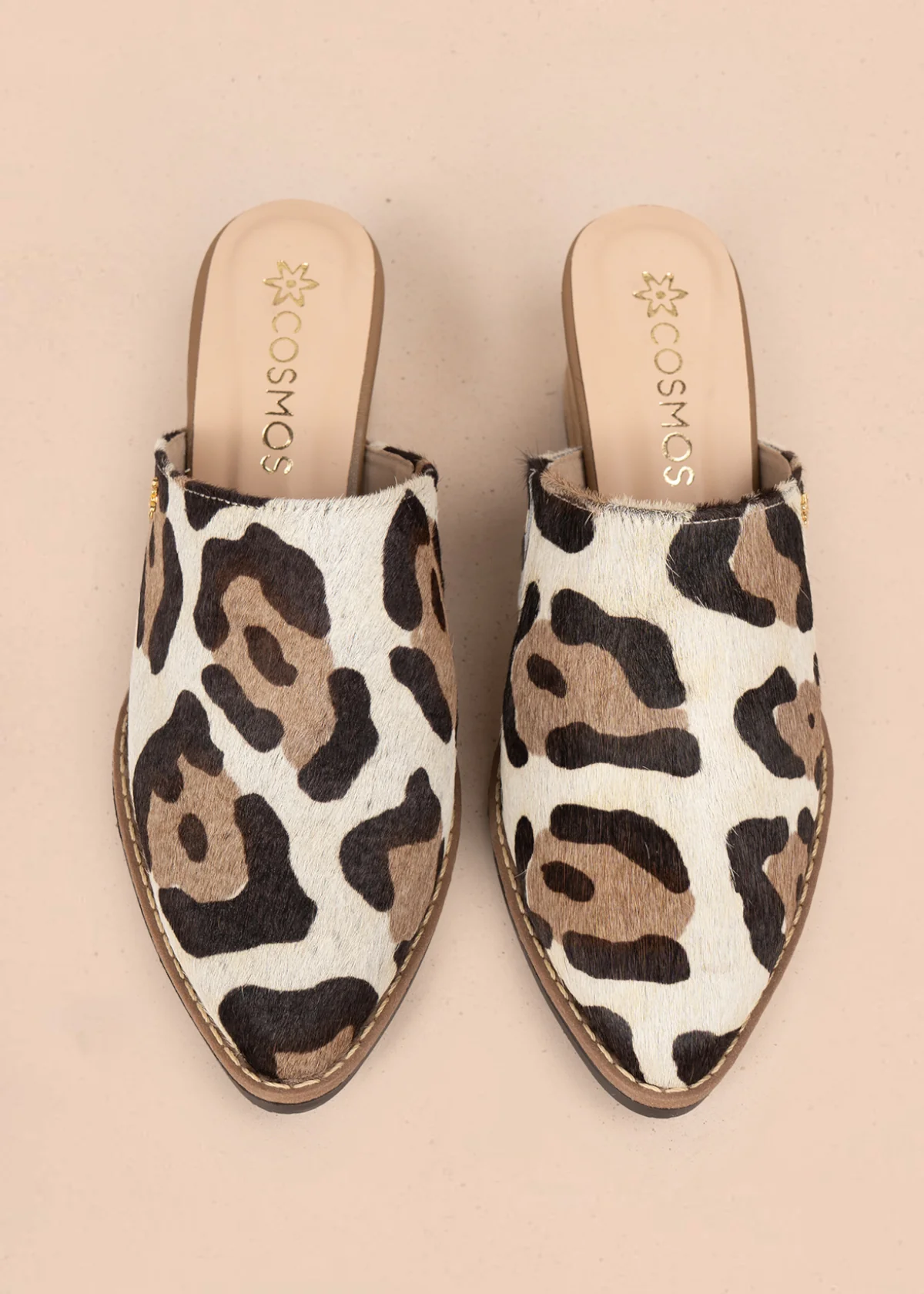 Zueco en cuero color café con estampado animal print 105933 - Image 3