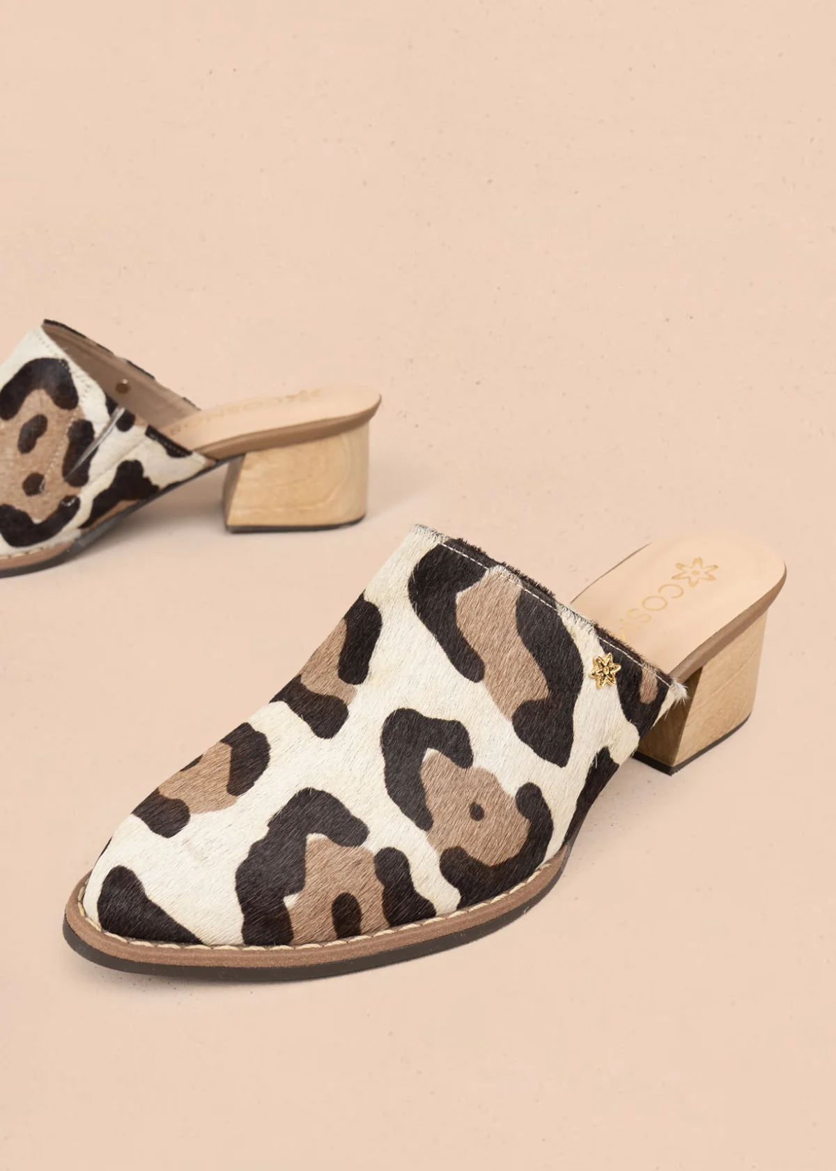 Zueco en cuero color café con estampado animal print 105933 - Image 4