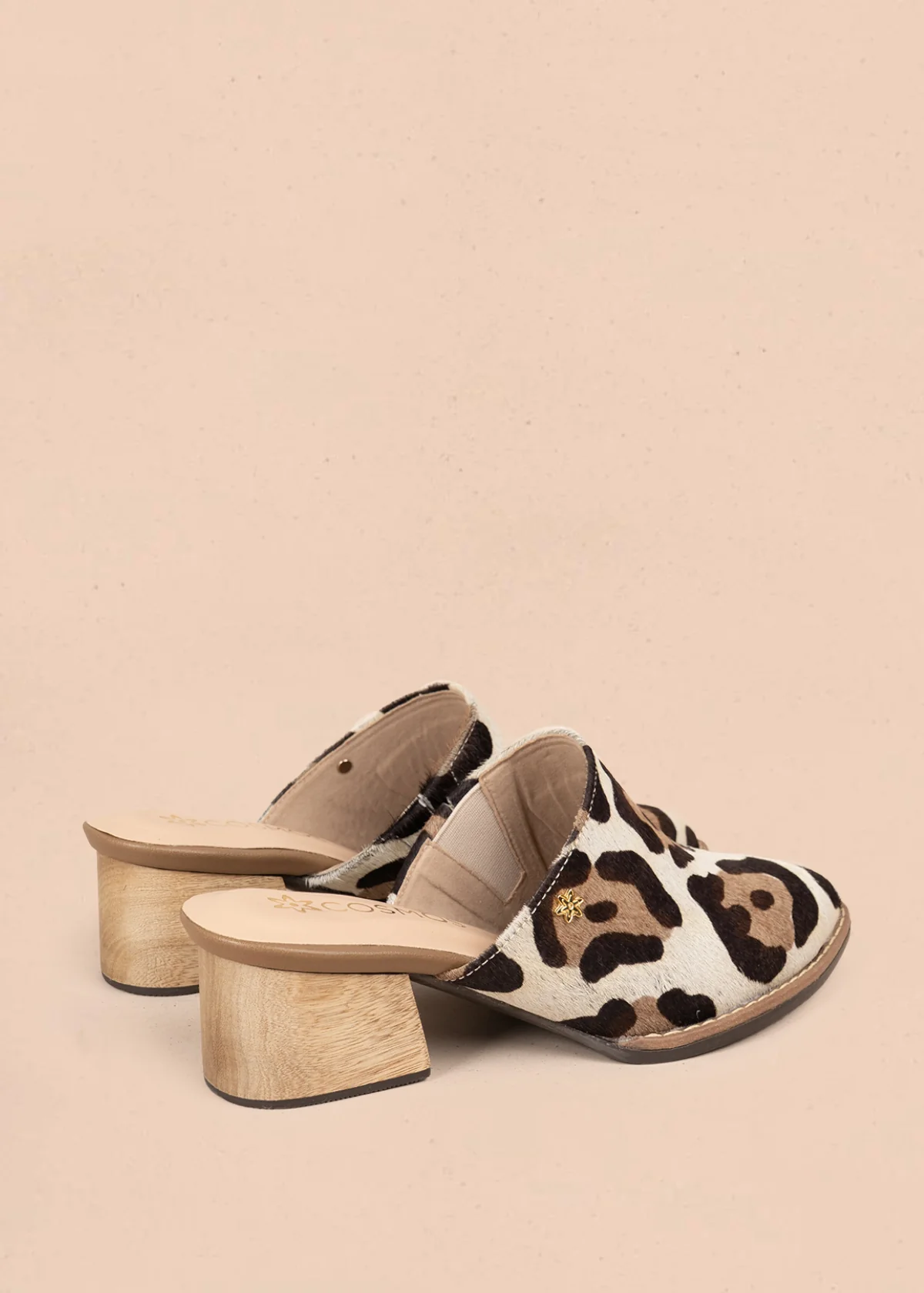 Zueco en cuero color café con estampado animal print 105933 - Image 5