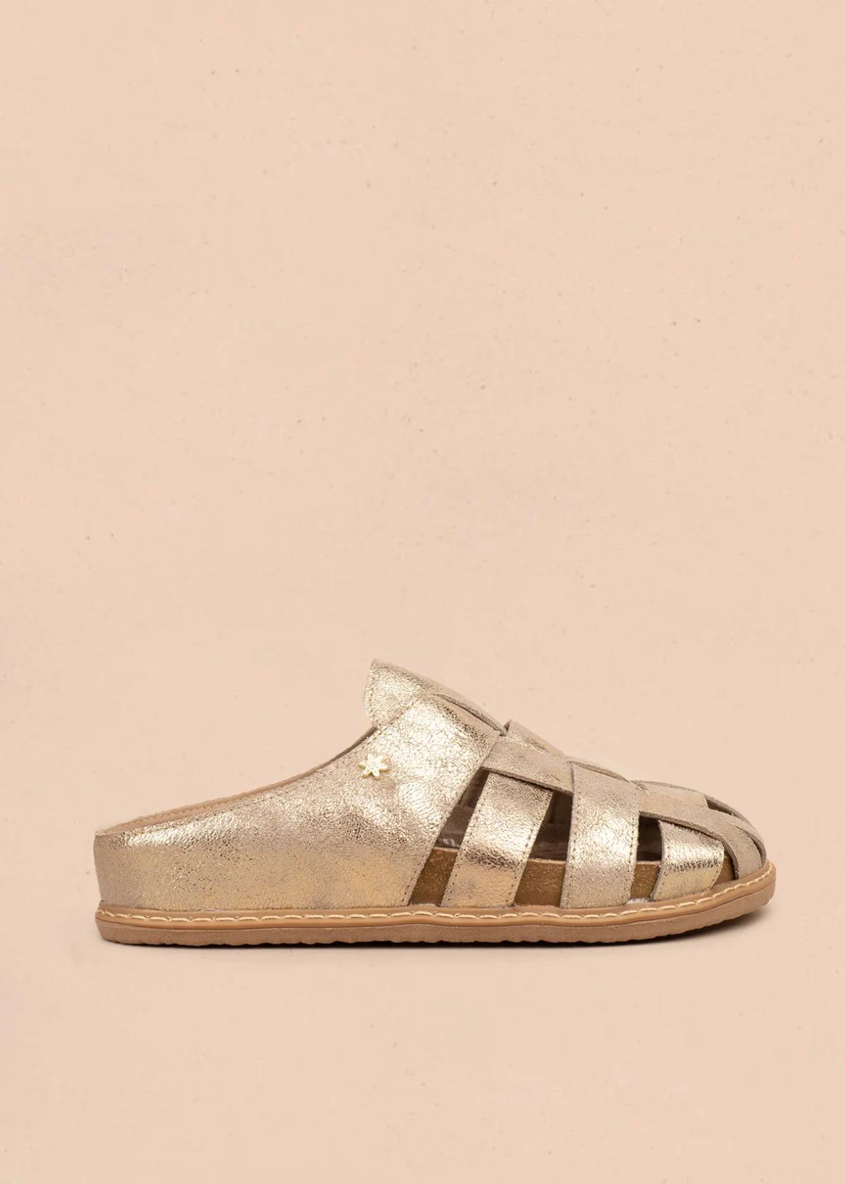 Zuecos de cuero champaña con tiras caladas 106632