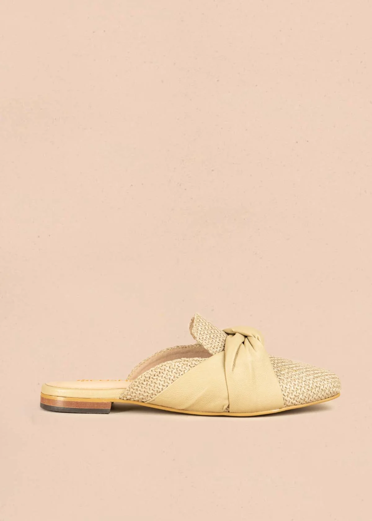 Zuecos color taupe con detalle de entrelazo 106960