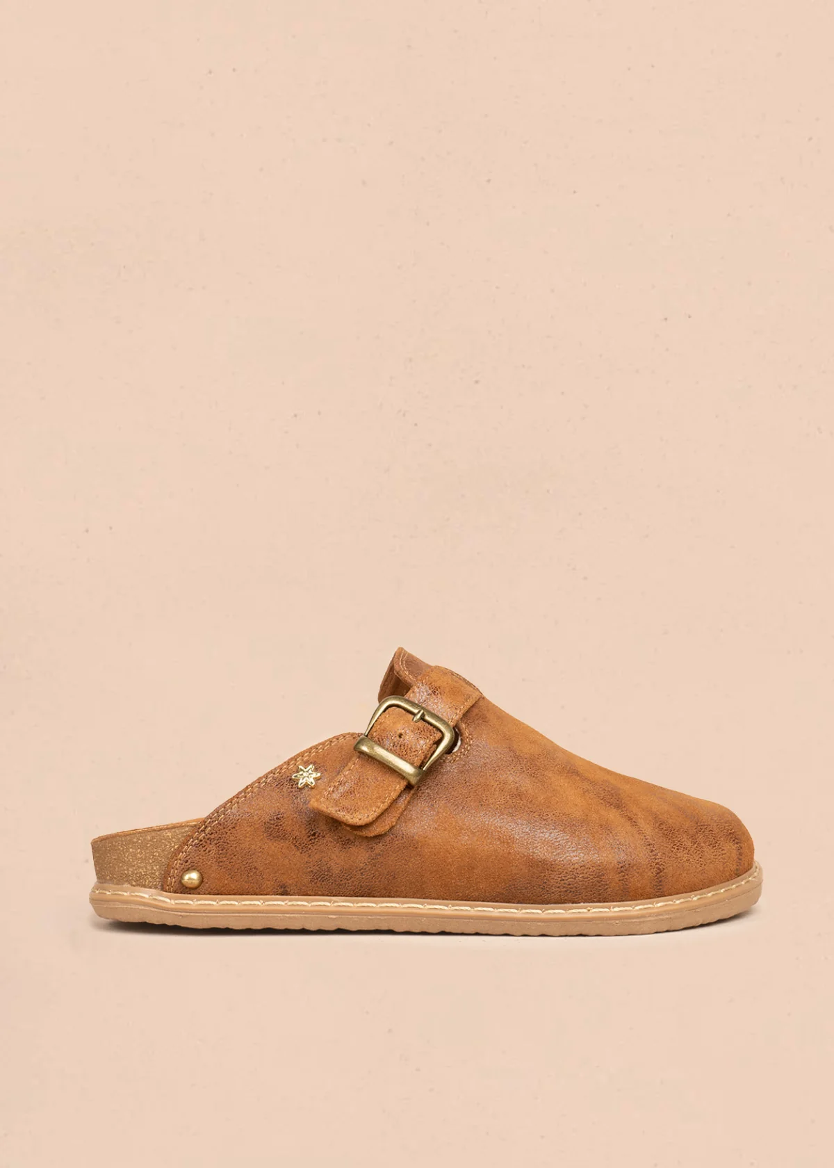 Zuecos en cuero color canela tipo mule con correa 106620