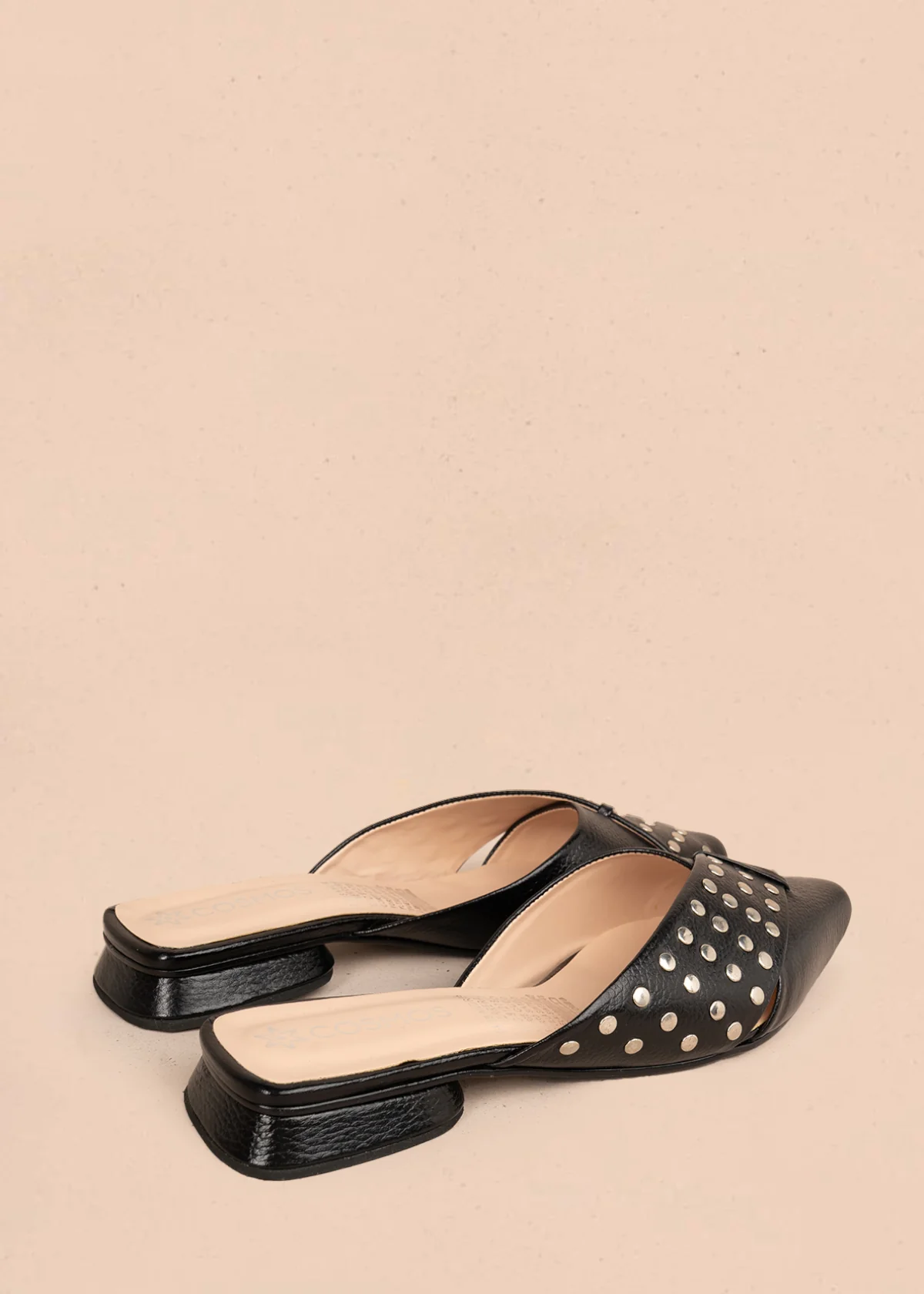 Zuecos en cuero color negro con taches 106151 - Image 4