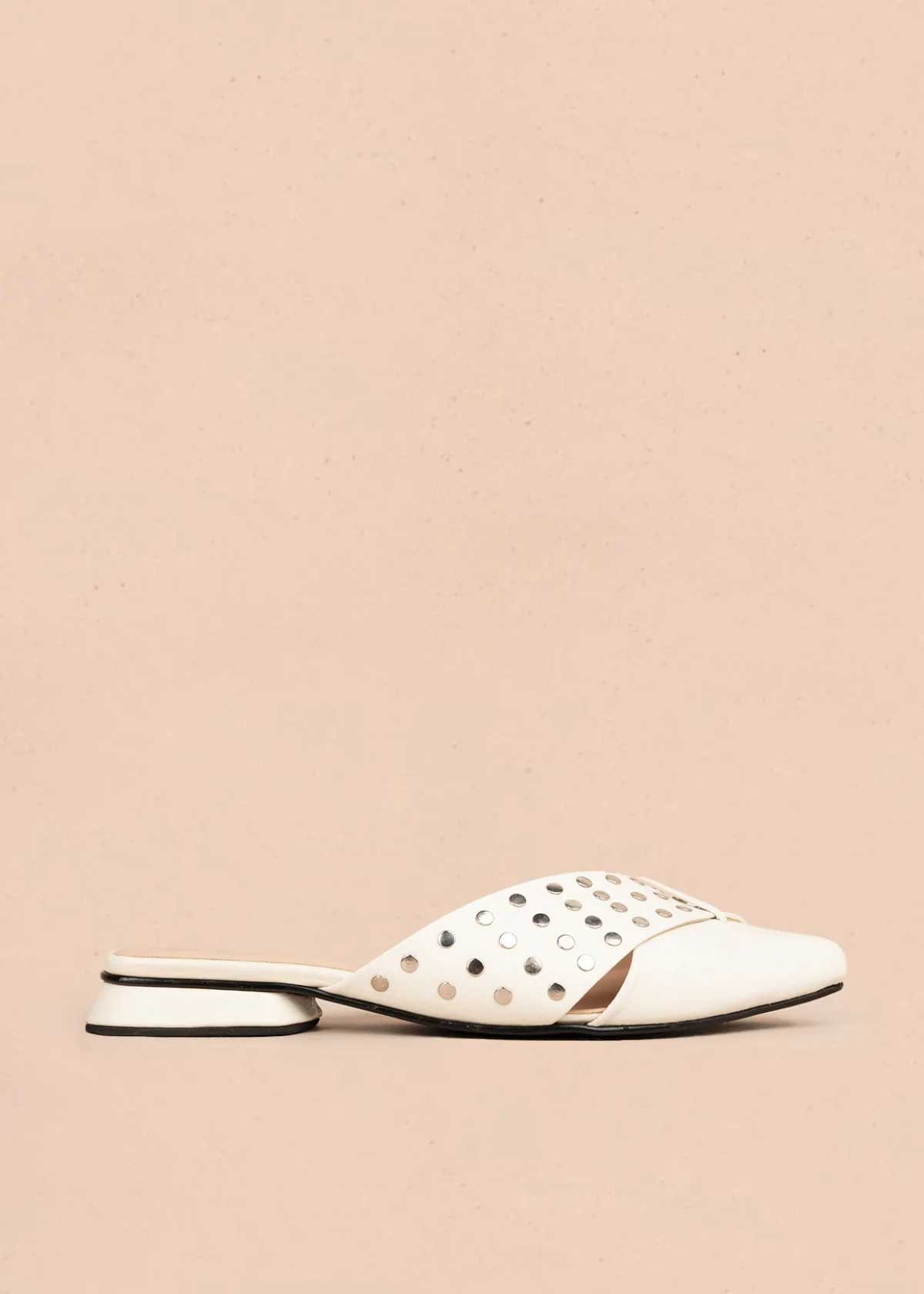 Zuecos en cuero color talco con taches 106151