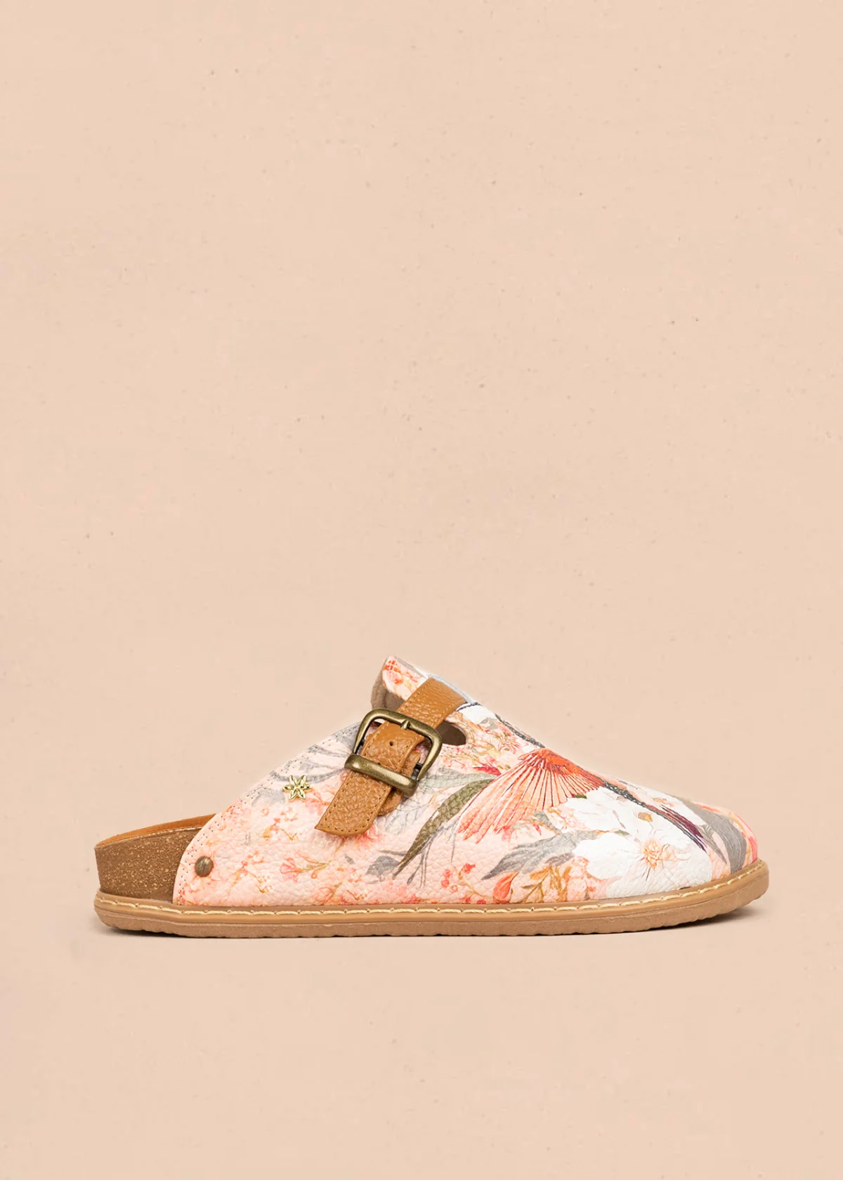 Zuecos de cuero color talco con estampado de colibrí 106619