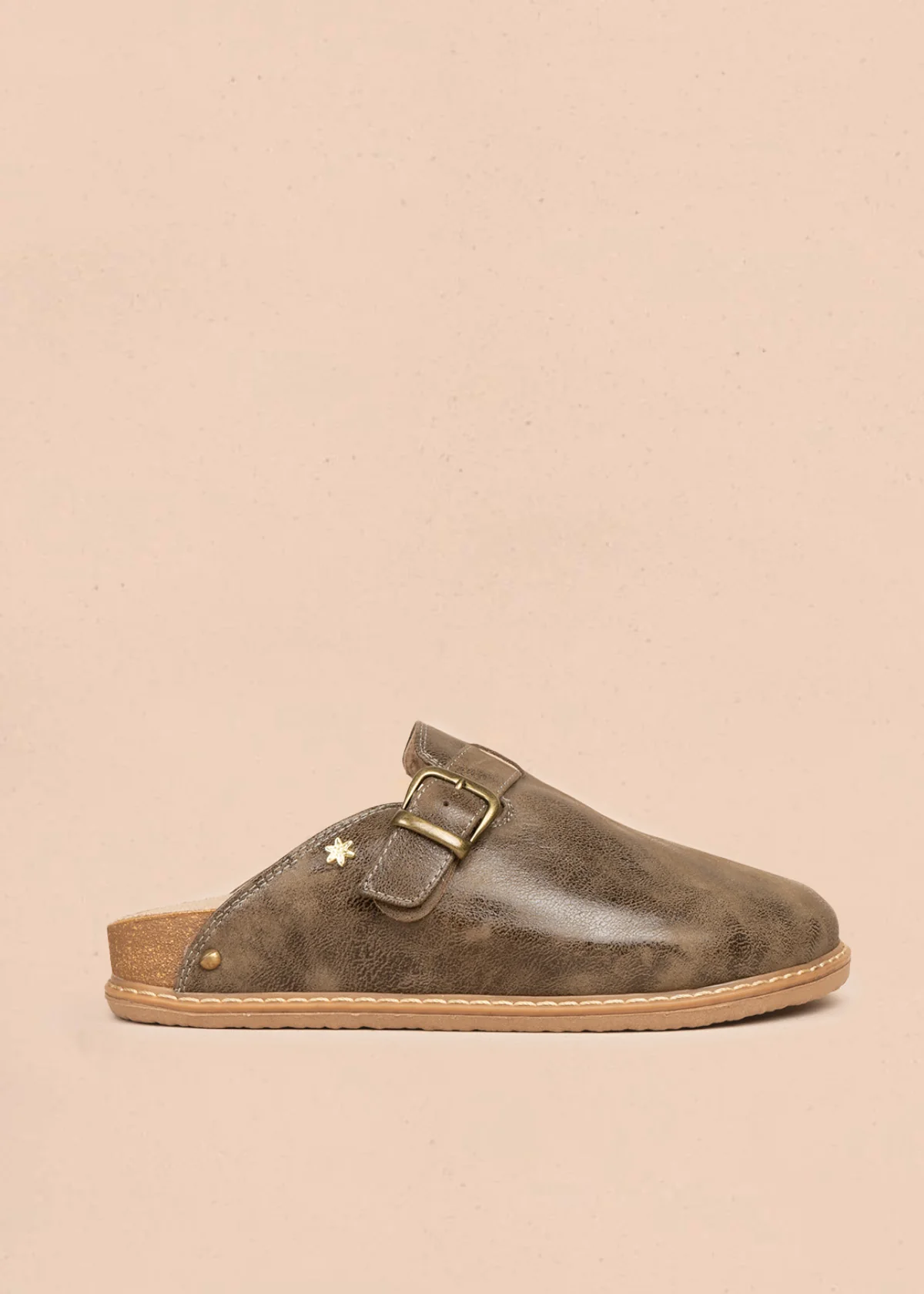 Zuecos en cuero color verde tipo mule con correa 106620